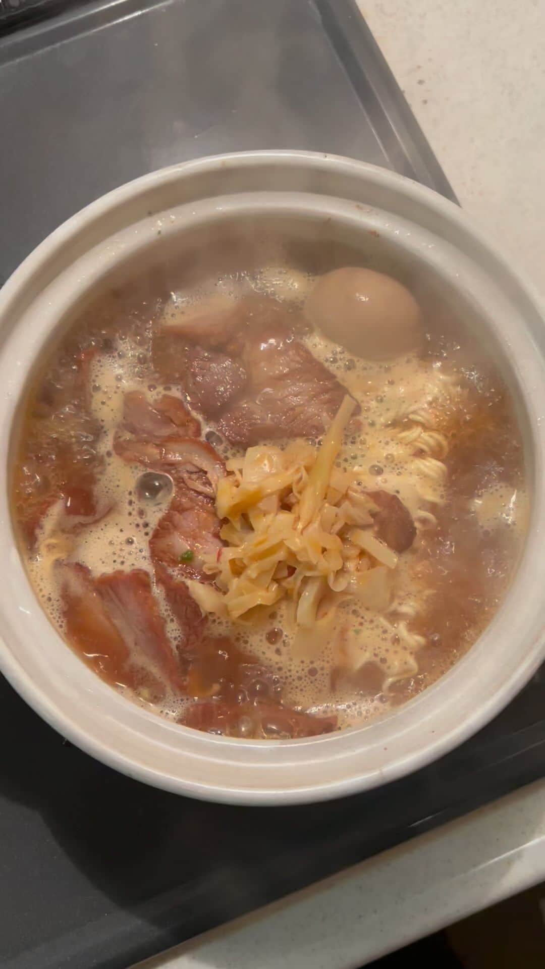 のインスタグラム：「サッポロ一番みそラーメンをコンビニで買った具材で調理したらうますぎて即完食 #楽しんご #shorts #food #noodle #funny #fyp #コレキヨ #funnygames」
