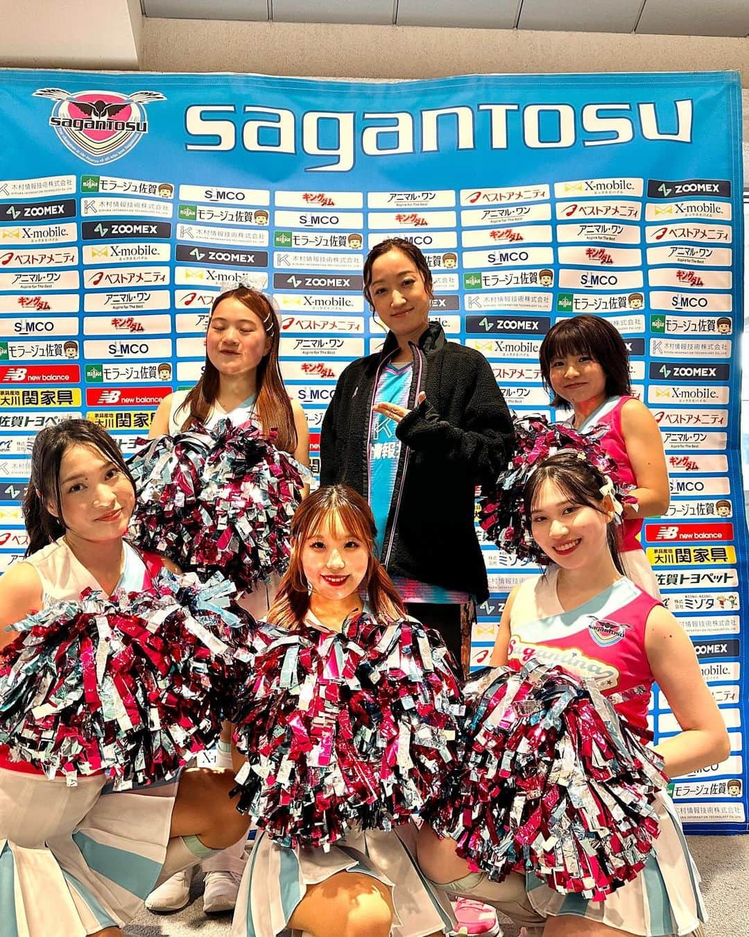 lecca_officialさんのインスタグラム写真 - (lecca_officialInstagram)「サガン鳥栖、2023ラストホーム戦！ 今年も一緒に走らせて下さりありがとうございました🔥🔥🔥  サガン鳥栖と出会って、たくさん学ぶことや気づく事があるなぁと  一所懸命走らないと、後から走りたくても走れないときも来るかもしれない、 今日やれることは今日やらないと2度と同じチャンスはないかもしれない、 て、プロのアスリートの人たちやそれを支えるスタッフさんたちの頑張りを見せてもらうと痛感します。  来年はさらにさらにさらに勝利を重ねましょう！ ビバ！サガン鳥栖❗️」12月3日 20時12分 - lecca_official