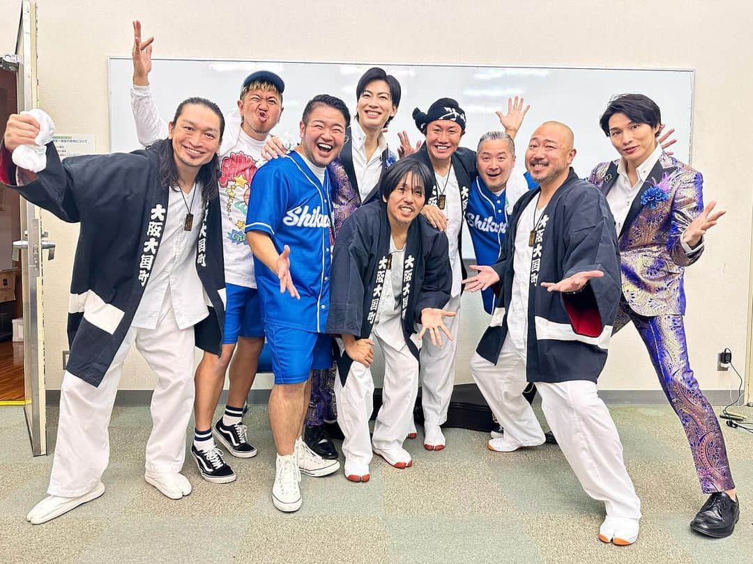 DEppaさんのインスタグラム写真 - (DEppaInstagram)「🎤  本日は片品村文化センターで行われたイベント FM GUNMA『#KWFP』に出演させて頂きました！  めちゃくちゃ楽しかったです！！！  来てくれた皆様！ありがとうございました！！！  ◼️本日のセットリスト  1.毎日頑張る貴方へ 2.ひとつなぎ〜君だけのHERO〜 3.君は太陽 4.ぼくらの街のクリスマス 5.メロディー 6.ウマシカ  ラストのウマシカでは片品村恒例の総動員w  片品村の村長さん、内藤さん、ちゃんさやさん、榊原さん そして風輪まで呼び込んで大円団！w  いつもごめんなさい！w 大感謝です！！！🙏🏽✨  ライブの後には『おつまみシクラジオ』の 公開収録をさせて頂きました！  緊張はしなかったけど… 頑張ったんだけど… 上手くできたか心配😭 修行あるのみだなぁ〜😭  片品村でライブするのは3回目なのですが 本当に大好きで、本当に大切な場所です。  そんな片品村で、今日新たな夢ができました。  この会場でワンマンライブしたい。  絶対叶えてみせます！！！  片品村観光協会の皆様、FM GUNMAの皆様 ワイグルファミリーの皆様、内藤さん、 ちゃんさやさん、榊原さん、風輪、 久々に共演できたET-KINGさん  みんなに会えるのが嬉しくて、 みんなといるのが楽しくて、 もっと頑張らないとって切に思いました。  また皆さんに会えるよう頑張ります！！！  次のライブは3連発！  12/7 木曜日は名古屋 NICEUUU!!!   12/9土曜日は大井競馬場 東京メガイルミ！  12/10 日曜日は大阪 FILTER88！  全部のイベントが最強に楽しみです！！！  皆様のご来場をお待ちしております！✨🍀  #シクラメン #シクラ族 #シクライブ #LIVE #群馬県 #片品村 #片品村観光協会 #尾瀬 #FMGUNMA #ワイグル #シクラジオ #ラジオ #内藤聡 #横塚沙弥加 #榊原博 #風輪 #ETKING #来週のFILTERも宜しくお願いします #片品村文化センター #目指せワンマン #MUSIC」12月3日 20時14分 - deppa_shikuramen