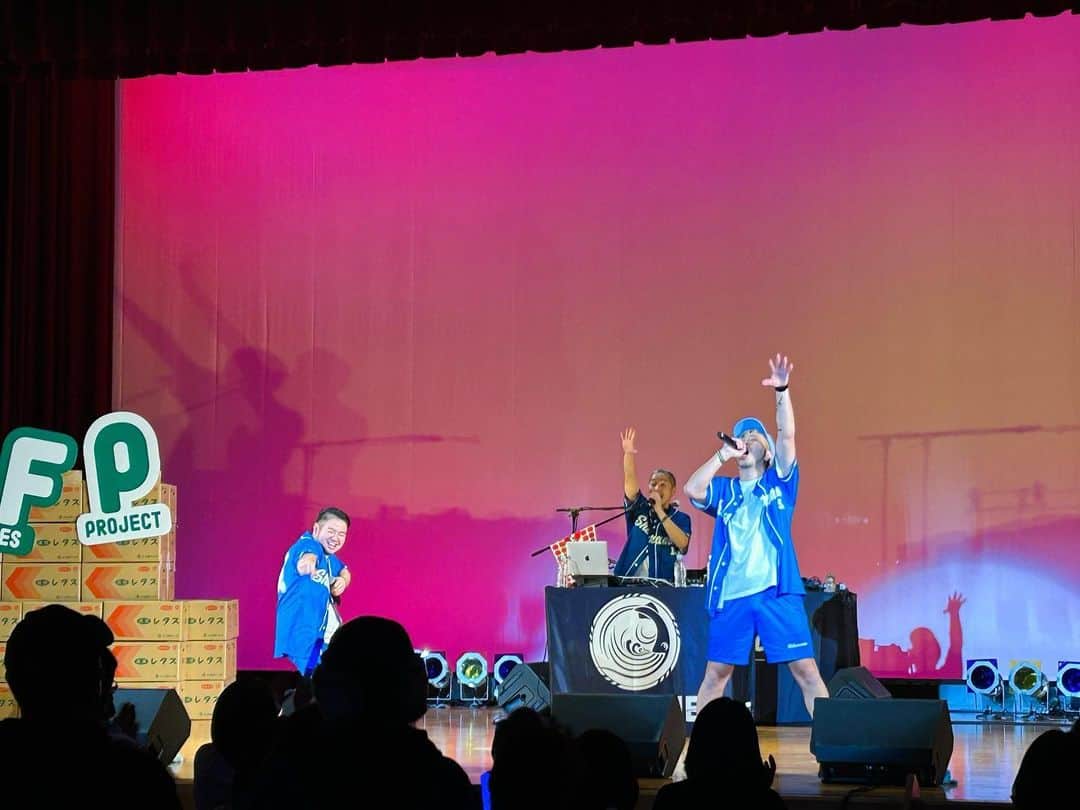 DEppaさんのインスタグラム写真 - (DEppaInstagram)「🎤  本日は片品村文化センターで行われたイベント FM GUNMA『#KWFP』に出演させて頂きました！  めちゃくちゃ楽しかったです！！！  来てくれた皆様！ありがとうございました！！！  ◼️本日のセットリスト  1.毎日頑張る貴方へ 2.ひとつなぎ〜君だけのHERO〜 3.君は太陽 4.ぼくらの街のクリスマス 5.メロディー 6.ウマシカ  ラストのウマシカでは片品村恒例の総動員w  片品村の村長さん、内藤さん、ちゃんさやさん、榊原さん そして風輪まで呼び込んで大円団！w  いつもごめんなさい！w 大感謝です！！！🙏🏽✨  ライブの後には『おつまみシクラジオ』の 公開収録をさせて頂きました！  緊張はしなかったけど… 頑張ったんだけど… 上手くできたか心配😭 修行あるのみだなぁ〜😭  片品村でライブするのは3回目なのですが 本当に大好きで、本当に大切な場所です。  そんな片品村で、今日新たな夢ができました。  この会場でワンマンライブしたい。  絶対叶えてみせます！！！  片品村観光協会の皆様、FM GUNMAの皆様 ワイグルファミリーの皆様、内藤さん、 ちゃんさやさん、榊原さん、風輪、 久々に共演できたET-KINGさん  みんなに会えるのが嬉しくて、 みんなといるのが楽しくて、 もっと頑張らないとって切に思いました。  また皆さんに会えるよう頑張ります！！！  次のライブは3連発！  12/7 木曜日は名古屋 NICEUUU!!!   12/9土曜日は大井競馬場 東京メガイルミ！  12/10 日曜日は大阪 FILTER88！  全部のイベントが最強に楽しみです！！！  皆様のご来場をお待ちしております！✨🍀  #シクラメン #シクラ族 #シクライブ #LIVE #群馬県 #片品村 #片品村観光協会 #尾瀬 #FMGUNMA #ワイグル #シクラジオ #ラジオ #内藤聡 #横塚沙弥加 #榊原博 #風輪 #ETKING #来週のFILTERも宜しくお願いします #片品村文化センター #目指せワンマン #MUSIC」12月3日 20時14分 - deppa_shikuramen