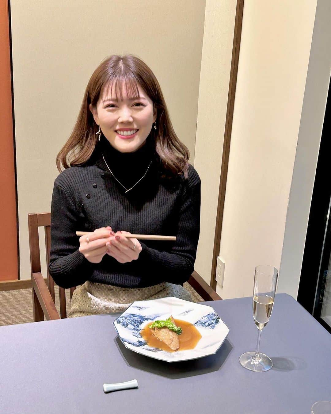 上坂由莉のインスタグラム：「📍燕来房 ヤンライファン @yan_lai_fang  ⁡ 寒くなると食べたくなる四川料理🌶️ 今年初めにお仕事で撮影モデルとして 行かせていただいたお店です👩🥂 ⁡ ⁡ 撮影後にお料理をいただいたのですが、 すんごく美味しくて…♡ プライベートでも行きたいお店🍽️ ⁡ ⁡ オフショですがめっちゃ嬉しそうな私🤭 美味しいお料理は自然と笑顔になりますね💗 ⁡ ⁡ 個室も沢山あったので、 特別な日、大切な日にも凄くオススメです🥰 ⁡ ⁡ ⁡ #燕来房 #祇園 #京都中華 #祇園中華 #四川料理 #ヤンライファン #京都旅行 #京都観光 #祇園グルメ #京都グルメ #京都ディナー #祇園ランチ #そうだ京都行こう #祇園ディナー #撮影モデル #関西モデル #クリスマスディナー #京都女子会 #kyotogoumet #kyototrip #kyototravel」