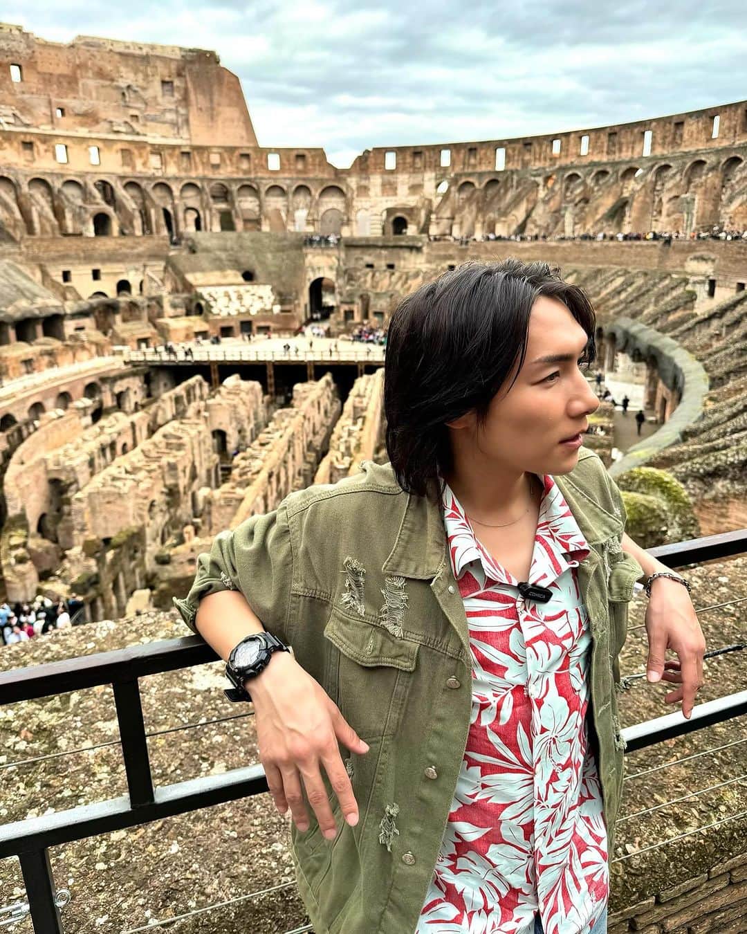 ジョーブログのインスタグラム：「コロッセオ！！こないだ行ったイタリアはローマの写真。 徐々に写真も動画も公開してくわあ！！  バカデカい遺産たくさん見てきた。 遥か昔に人間が作ったもんとは思えねえ！！  映画のローマの休日で有名な「真実の口」は、手を口に入れると、偽りの心がある者は、手を抜く時にその手首を切り落とされる伝説があるんやけど、、危うく噛み切られるとこやった🤣  これから海外動画もどんどん上げていくでえ。 お楽しみに。」