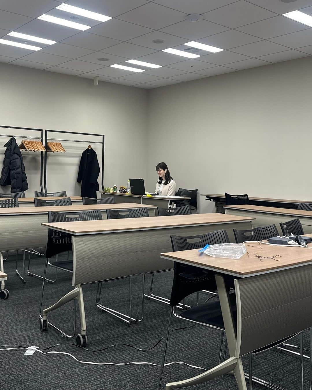 村山千代さんのインスタグラム写真 - (村山千代Instagram)「🥰 同じ事務所の皆さんと８時間以上一緒！ とはいえみんなで会えたのは一瞬なので すかさず写真を撮ってもらいました♡ 愛する渡名喜先輩は今日も安定の迷子に(複数回目撃)wスキ #今日の仕事 #今日のコーデ #今日のお弁当 #金兵衛！ #🐟」12月3日 20時15分 - chiyocolate420