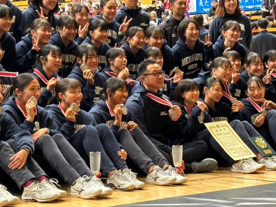 TBSバレブーさんのインスタグラム写真 - (TBSバレブーInstagram)「. 全日本インカレ決勝🏐 注目の宮部愛芽世(東海大)vs佐藤淑乃(筑波大)の日本代表対決となった女子決勝は筑波大・佐藤選手に軍配🔥 佐藤選手はMIP賞も受賞し、自身初の日本一に輝きました！おめでとうございます✨✨ 両チームお疲れ様でした！！  【男子結果】 🥇早稲田大学 🥈順天堂大学 🥉東海大学  【女子結果】 🥇筑波大学 🥈東海大学 🥉福岡大学  🥇佐藤淑乃選手コメント 「日本一になるってこんな感じなんだ、ずっと目指してきたタイトルだったから嬉しい。筑波大学の4年間で考えてプレーをすることの大切さ学んだ。そして特にこの1年はチームワークが大事だなと感じ、4年間で1番チームメイトと会話した。その結果、みんながチームのために動いたことが日本一になれた要因だと思う」  🥈宮部愛芽世選手コメント 「これからもまだバレーボールするんだなって実感する結果だった。全員で勝ち切る、どんな場面でも誰が出ても勝てるところが東海の良さ。そこがこの4年間で多く経験できて、誇りに思う。目の前の目標は今日で一旦終わってしまったが、日本代表で活躍したい気持ちが1番大きいので、パリ五輪に向けて、その先のロス五輪に向けても頑張っていきたい」」12月3日 20時15分 - tbs.volleyboo