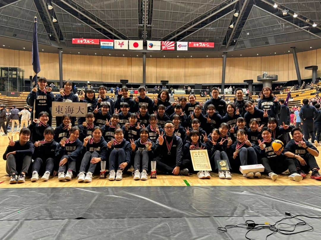 TBSバレブーさんのインスタグラム写真 - (TBSバレブーInstagram)「. 全日本インカレ決勝🏐 注目の宮部愛芽世(東海大)vs佐藤淑乃(筑波大)の日本代表対決となった女子決勝は筑波大・佐藤選手に軍配🔥 佐藤選手はMIP賞も受賞し、自身初の日本一に輝きました！おめでとうございます✨✨ 両チームお疲れ様でした！！  【男子結果】 🥇早稲田大学 🥈順天堂大学 🥉東海大学  【女子結果】 🥇筑波大学 🥈東海大学 🥉福岡大学  🥇佐藤淑乃選手コメント 「日本一になるってこんな感じなんだ、ずっと目指してきたタイトルだったから嬉しい。筑波大学の4年間で考えてプレーをすることの大切さ学んだ。そして特にこの1年はチームワークが大事だなと感じ、4年間で1番チームメイトと会話した。その結果、みんながチームのために動いたことが日本一になれた要因だと思う」  🥈宮部愛芽世選手コメント 「これからもまだバレーボールするんだなって実感する結果だった。全員で勝ち切る、どんな場面でも誰が出ても勝てるところが東海の良さ。そこがこの4年間で多く経験できて、誇りに思う。目の前の目標は今日で一旦終わってしまったが、日本代表で活躍したい気持ちが1番大きいので、パリ五輪に向けて、その先のロス五輪に向けても頑張っていきたい」」12月3日 20時15分 - tbs.volleyboo