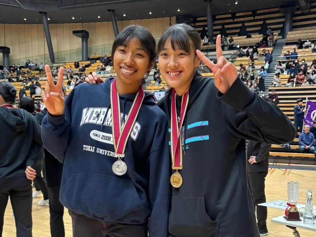 TBSバレブーさんのインスタグラム写真 - (TBSバレブーInstagram)「. 全日本インカレ決勝🏐 注目の宮部愛芽世(東海大)vs佐藤淑乃(筑波大)の日本代表対決となった女子決勝は筑波大・佐藤選手に軍配🔥 佐藤選手はMIP賞も受賞し、自身初の日本一に輝きました！おめでとうございます✨✨ 両チームお疲れ様でした！！  【男子結果】 🥇早稲田大学 🥈順天堂大学 🥉東海大学  【女子結果】 🥇筑波大学 🥈東海大学 🥉福岡大学  🥇佐藤淑乃選手コメント 「日本一になるってこんな感じなんだ、ずっと目指してきたタイトルだったから嬉しい。筑波大学の4年間で考えてプレーをすることの大切さ学んだ。そして特にこの1年はチームワークが大事だなと感じ、4年間で1番チームメイトと会話した。その結果、みんながチームのために動いたことが日本一になれた要因だと思う」  🥈宮部愛芽世選手コメント 「これからもまだバレーボールするんだなって実感する結果だった。全員で勝ち切る、どんな場面でも誰が出ても勝てるところが東海の良さ。そこがこの4年間で多く経験できて、誇りに思う。目の前の目標は今日で一旦終わってしまったが、日本代表で活躍したい気持ちが1番大きいので、パリ五輪に向けて、その先のロス五輪に向けても頑張っていきたい」」12月3日 20時15分 - tbs.volleyboo