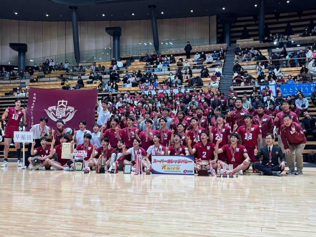 TBSバレブーさんのインスタグラム写真 - (TBSバレブーInstagram)「. 全日本インカレ決勝🏐 注目の宮部愛芽世(東海大)vs佐藤淑乃(筑波大)の日本代表対決となった女子決勝は筑波大・佐藤選手に軍配🔥 佐藤選手はMIP賞も受賞し、自身初の日本一に輝きました！おめでとうございます✨✨ 両チームお疲れ様でした！！  【男子結果】 🥇早稲田大学 🥈順天堂大学 🥉東海大学  【女子結果】 🥇筑波大学 🥈東海大学 🥉福岡大学  🥇佐藤淑乃選手コメント 「日本一になるってこんな感じなんだ、ずっと目指してきたタイトルだったから嬉しい。筑波大学の4年間で考えてプレーをすることの大切さ学んだ。そして特にこの1年はチームワークが大事だなと感じ、4年間で1番チームメイトと会話した。その結果、みんながチームのために動いたことが日本一になれた要因だと思う」  🥈宮部愛芽世選手コメント 「これからもまだバレーボールするんだなって実感する結果だった。全員で勝ち切る、どんな場面でも誰が出ても勝てるところが東海の良さ。そこがこの4年間で多く経験できて、誇りに思う。目の前の目標は今日で一旦終わってしまったが、日本代表で活躍したい気持ちが1番大きいので、パリ五輪に向けて、その先のロス五輪に向けても頑張っていきたい」」12月3日 20時15分 - tbs.volleyboo