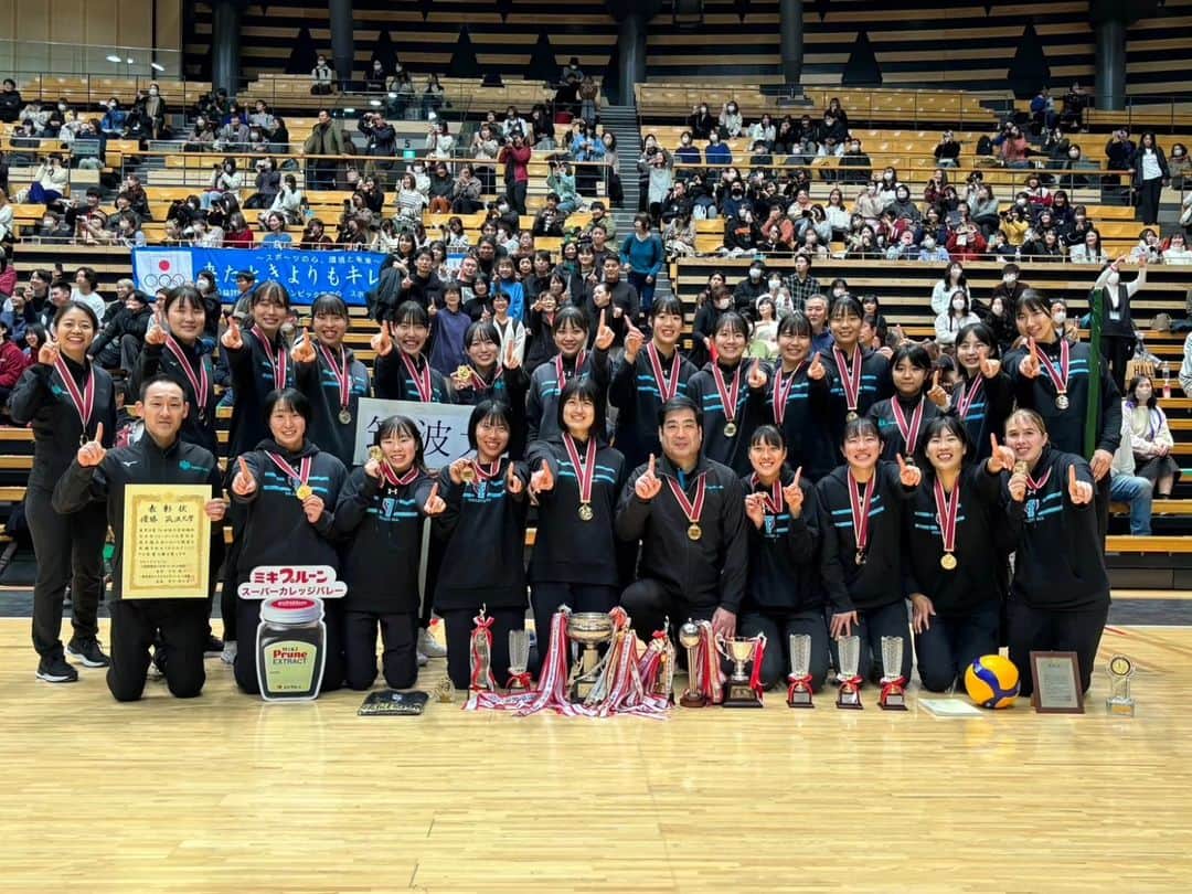 TBSバレブーのインスタグラム：「. 全日本インカレ決勝🏐 注目の宮部愛芽世(東海大)vs佐藤淑乃(筑波大)の日本代表対決となった女子決勝は筑波大・佐藤選手に軍配🔥 佐藤選手はMIP賞も受賞し、自身初の日本一に輝きました！おめでとうございます✨✨ 両チームお疲れ様でした！！  【男子結果】 🥇早稲田大学 🥈順天堂大学 🥉東海大学  【女子結果】 🥇筑波大学 🥈東海大学 🥉福岡大学  🥇佐藤淑乃選手コメント 「日本一になるってこんな感じなんだ、ずっと目指してきたタイトルだったから嬉しい。筑波大学の4年間で考えてプレーをすることの大切さ学んだ。そして特にこの1年はチームワークが大事だなと感じ、4年間で1番チームメイトと会話した。その結果、みんながチームのために動いたことが日本一になれた要因だと思う」  🥈宮部愛芽世選手コメント 「これからもまだバレーボールするんだなって実感する結果だった。全員で勝ち切る、どんな場面でも誰が出ても勝てるところが東海の良さ。そこがこの4年間で多く経験できて、誇りに思う。目の前の目標は今日で一旦終わってしまったが、日本代表で活躍したい気持ちが1番大きいので、パリ五輪に向けて、その先のロス五輪に向けても頑張っていきたい」」