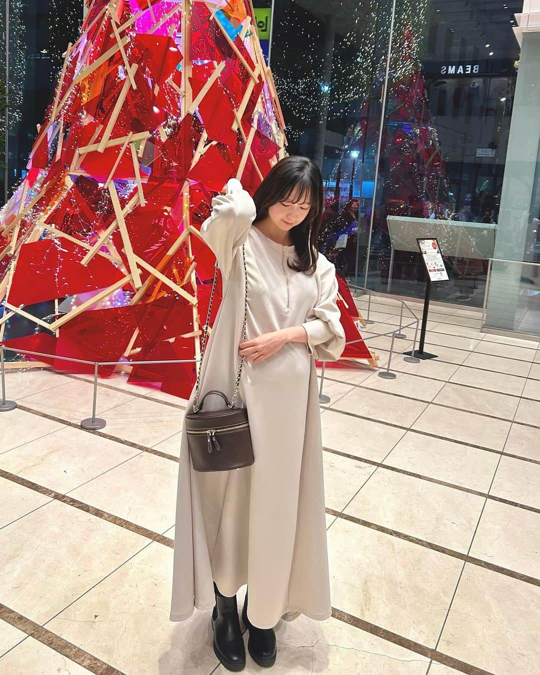 吉田悠希のインスタグラム：「♡ お出かけの楽しみはクリスマスツリー🎄♥️ この日は両親と産前ラストディナーでした🍴 ⁡ ⁡ ワンピース @geera__official  バッグ @bag_hayni  ⁡ ⁡ HAYNIのバニティバッグはコンパクトながら スマホ、お財布、母子手帳がすっぽり入る優れもの👜 チェーン部分も可愛くてお気に入りです⛓️ ⁡ ⁡ ⁡ #PR #HAYNI #ヘイニ #ショルダーバッグ #ハンドバッグ #バニティバッグ #バニティポーチ #本革バッグ #レザーバッグ #高見えバッグ #おしゃれバッグ #大人可愛い #きれいめコーデ #マタニティコーデ #妊婦コーデ #臨月の過ごし方 #マタニティ」