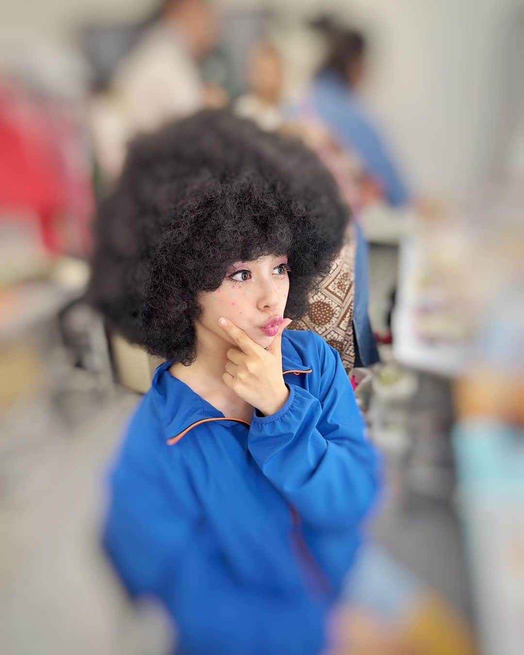 田中美麗さんのインスタグラム写真 - (田中美麗Instagram)「今夜0時55分から ABCテレビにてドラマ「こういうのがいい」第6話の放送です📺  おねったん回🩷 だけど写真は関係ありません。笑  放送後におねったんとの写真載せます🤳  そろそろ写真が尽きてきたので、、、  全くインスタ映えしない写真載せてみます笑  前の投稿との差がすごいけど、、、  オープニング映像の撮影中に、空き時間あったから ムラタングのアフロで遊んでみました🧑‍🦱  #こういうのがいい  #アフロ  #afro  #似合う ？  @kouiunogaii_abc」12月3日 20時25分 - mirei_tanaka_