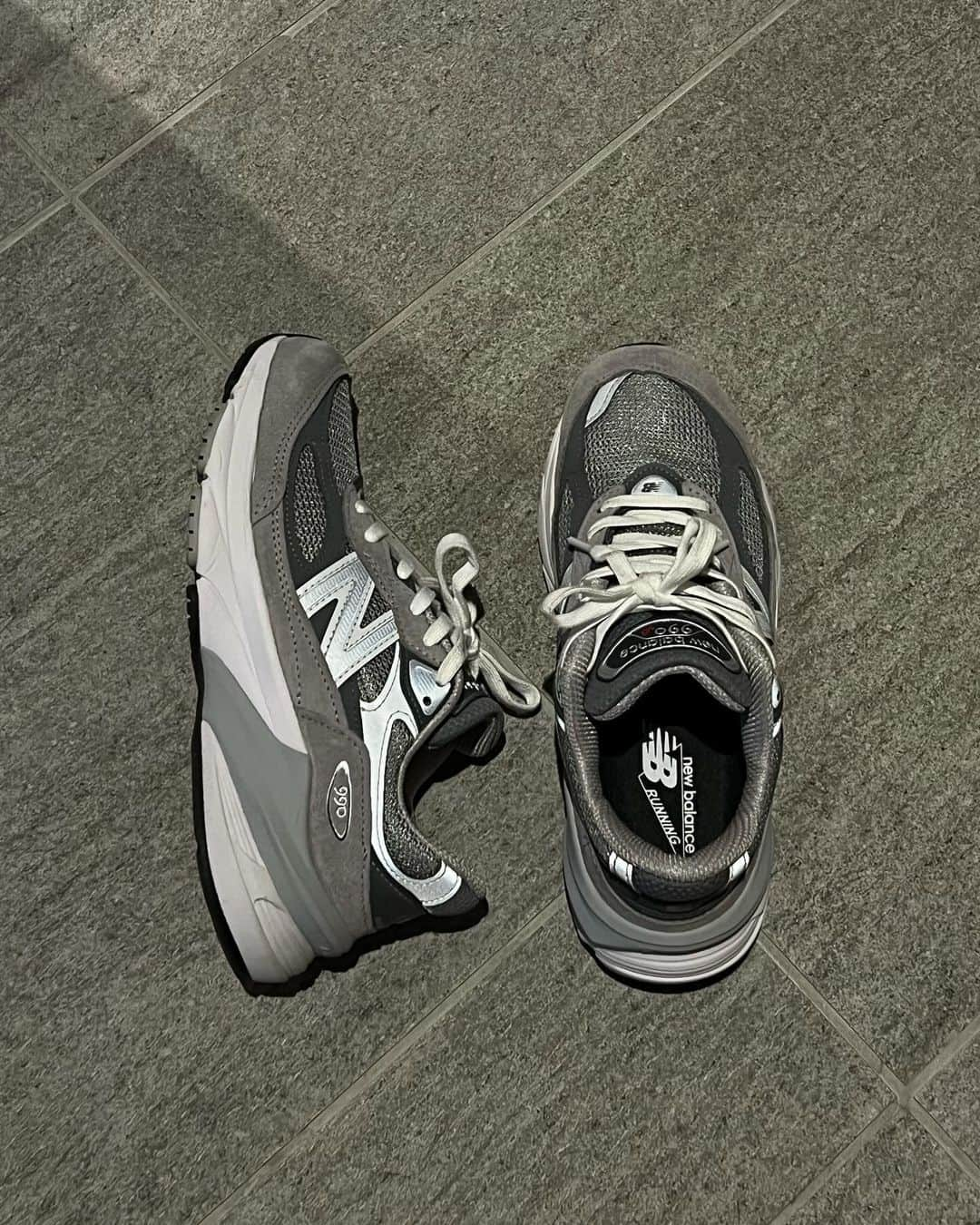 関本香里のインスタグラム：「990🩶👟  #newbalance #990 #newbalance990  #sneaker #ニューバランス #スニーカー」