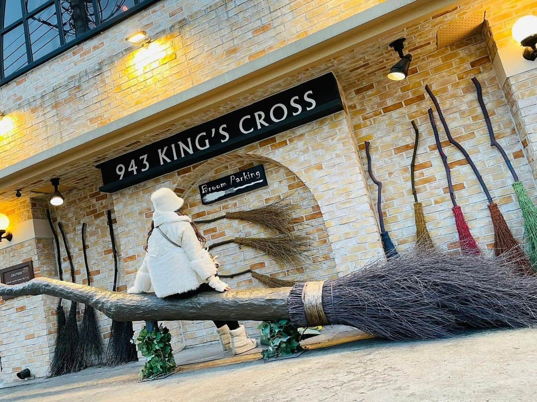 REINAのインスタグラム：「. 韓国🇰🇷弘大にある HarryPotter cafe☕️ @943kingscross   みりﾁｬﾝがインスタ用に 写真いっぱい撮ってくれた🧡  ちなみにみりﾁｬﾝはSNS 一切やってないんだけど いつも一緒に旅行いくと 私のインスタ映えを 気にしてくれる優しい🥹✨️  ここのカフェドリンクとか ケーキもインスタ映えで 可愛いいし美味しかった👍🏽  写真のサイズ的に載せれないので 別で投稿します✌🏽  #韓国#🇰🇷#korea#trip#travel#旅行#韓国旅行#女子旅#ハリーポッター#harrypotter#harrypottercafe#ハリーポッターカフェ#弘大#943kingscross#943cafe#🧹#インスタ映え#instagramworthy#ハリポタ#cafe#followme」