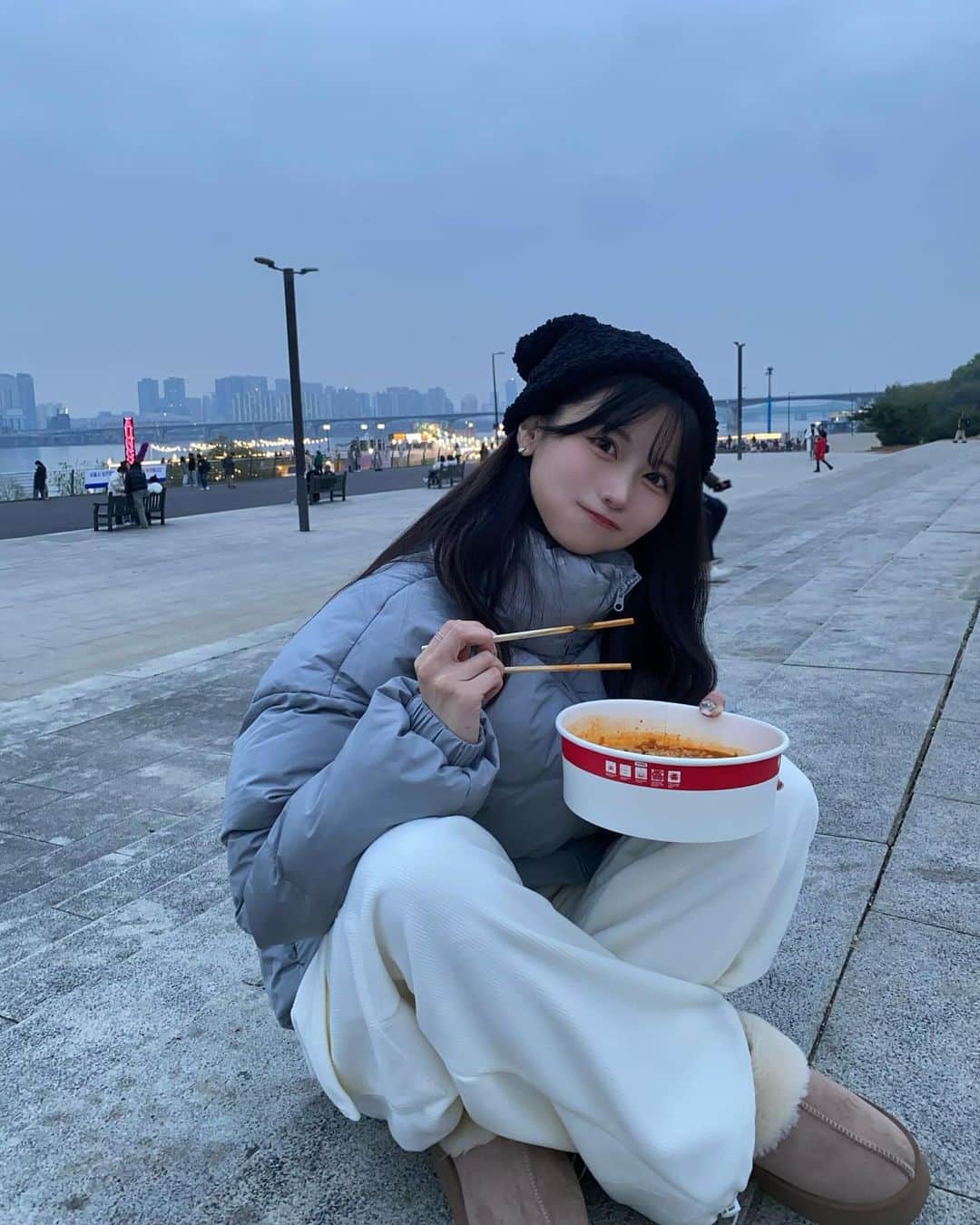 星乃まひろさんのインスタグラム写真 - (星乃まひろInstagram)「寒い中で食べる辛いラーメンおいしすぎた🍜✊  #韓国 #漢江公園 #漢江ラーメン #汝矣島漢江公園 #seoul」12月3日 20時19分 - mhr_honi