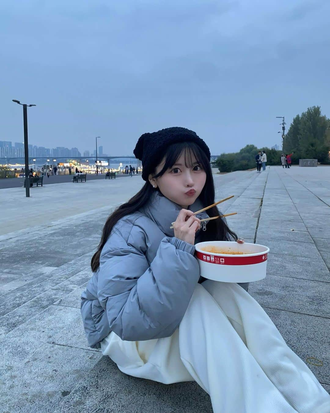 星乃まひろさんのインスタグラム写真 - (星乃まひろInstagram)「寒い中で食べる辛いラーメンおいしすぎた🍜✊  #韓国 #漢江公園 #漢江ラーメン #汝矣島漢江公園 #seoul」12月3日 20時19分 - mhr_honi