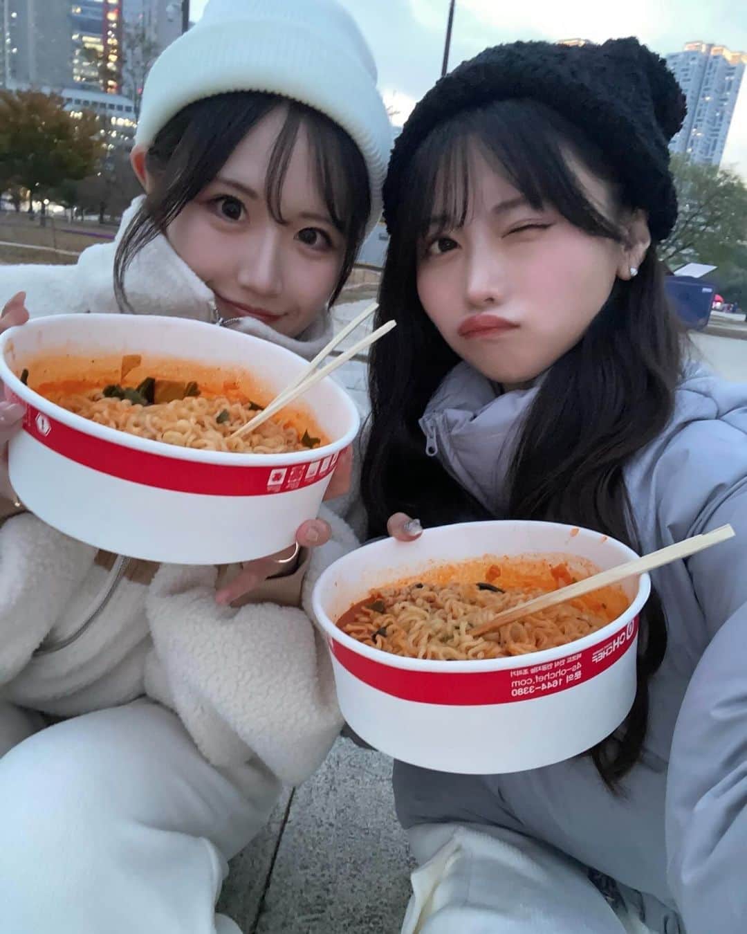 星乃まひろさんのインスタグラム写真 - (星乃まひろInstagram)「寒い中で食べる辛いラーメンおいしすぎた🍜✊  #韓国 #漢江公園 #漢江ラーメン #汝矣島漢江公園 #seoul」12月3日 20時19分 - mhr_honi