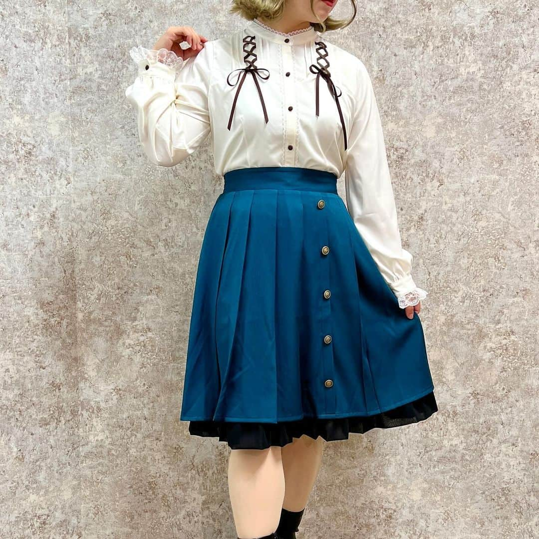 axes_femme_POETIQUE_officialさんのインスタグラム写真 - (axes_femme_POETIQUE_officialInstagram)「New arrival . 高見えサスペンダーがセットのスカート♪ サスペンダーは取り外しもできるので違うアイテムに付けても◎ ⁡ トップス次第でガーリーにもクラシカルにも 出かける場所によってコーデを楽しめます♪ ⁡ ⁡ ✿ レースアップデザインブラウス price:¥5,500 ✿ サスペンダー付プリーツスカート price:¥6,600 . . . ⁡ #thanksfes  #感謝祭  #axesfemmeでつながろう  #axesfemme  #axesfemmepoetique  #axesfemmekawaii   #axesx  #poetique #ポエティック#ノベルティ  #おすすめ #オススメ #ポシェット #リボンスカーフ #ノベルティ #ワンピース #ブラウス #スカート　#サスペンダー」12月3日 20時21分 - axes_femme_poetique_official