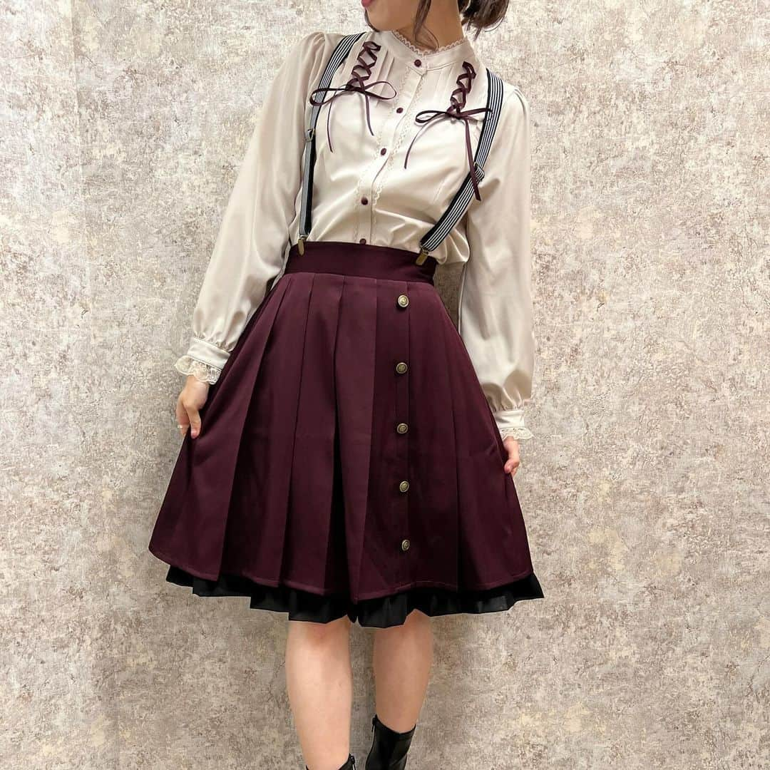 axes_femme_POETIQUE_officialのインスタグラム：「New arrival . 高見えサスペンダーがセットのスカート♪ サスペンダーは取り外しもできるので違うアイテムに付けても◎ ⁡ トップス次第でガーリーにもクラシカルにも 出かける場所によってコーデを楽しめます♪ ⁡ ⁡ ✿ レースアップデザインブラウス price:¥5,500 ✿ サスペンダー付プリーツスカート price:¥6,600 . . . ⁡ #thanksfes  #感謝祭  #axesfemmeでつながろう  #axesfemme  #axesfemmepoetique  #axesfemmekawaii   #axesx  #poetique #ポエティック#ノベルティ  #おすすめ #オススメ #ポシェット #リボンスカーフ #ノベルティ #ワンピース #ブラウス #スカート　#サスペンダー」