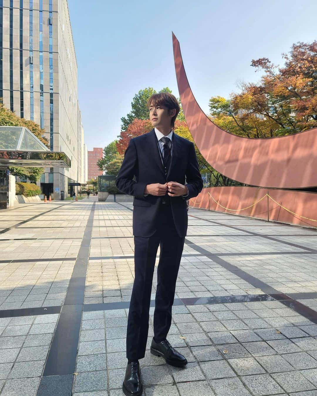 2PMさんのインスタグラム写真 - (2PMInstagram)「쿤이사님 먹어보쇼 찍으러 가신다더니 왜 화보를 찍고 오셨어요••?😎  #맞다맞다 #인생이화보셨지🐨 #다리길이충격실화꒪ꄱ꒪ #레투스타그램」12月3日 20時24分 - real_2pmstagram