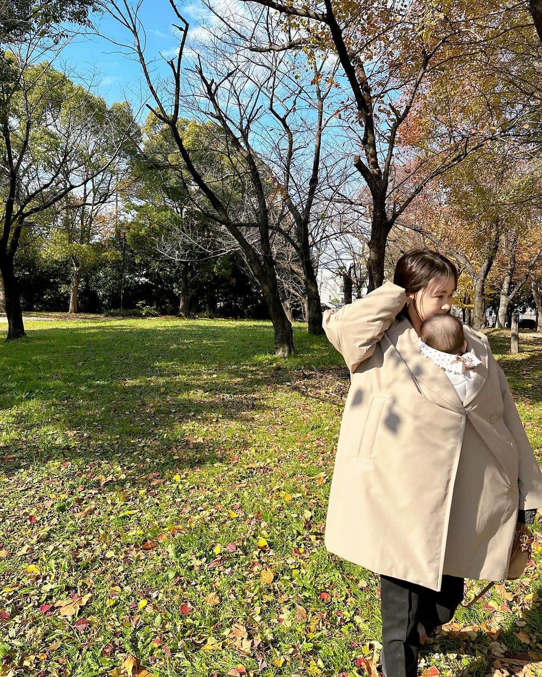 ena..*加藤 恵梨奈さんのインスタグラム写真 - (ena..*加藤 恵梨奈Instagram)「⁡ ⁡ ⁡ ⁡ ⁡ ⁡ @style_mixer で買ったアウターが優秀❤️‍🔥 子育てママ世代に是非オススメしたい⭕️ まず、デザインがめちゃくちゃ可愛いし なんといっても軽いのにしっかり暖かい。 しかも！！抱っこ紐しながらでも余裕でボタンが閉めれちゃうんです😭😭😭 凄くない？ もう子供達のお出かけは必ず着てると いっても過言ではない👧🏻👧🏻👶🏻 抱っこ紐しながらのアウターって重いし嵩張るし...⤵️ 肩凝りなっちゃうけど、これはホンマにオススメ！！！ ⁡ ☑︎中綿テーラードコート　¥ 19,800 (税込) ⁡ ⁡ ⁡ #stylemixer #スタイルミキサー #スタミキ #ママコーデ #ママファッション #ママの休日 #三姉妹 #三姉妹ママ #三女 #抱っこ紐 #抱っこ紐コーデ #三姉妹ママ #女の子 #女の子ママ #公園 #公園コーデ」12月3日 20時24分 - e_n_a_p_i