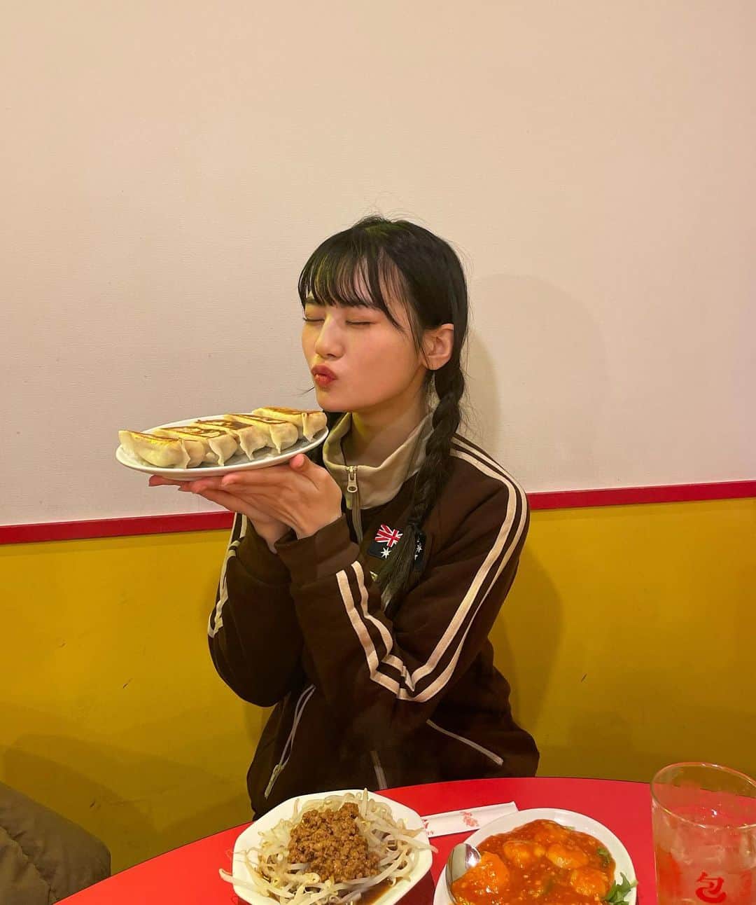 関谷瑠紀さんのインスタグラム写真 - (関谷瑠紀Instagram)「親友ちゃんとお姉ちゃんと一緒に🥟 本格餃子「包 」- TSUTSUMU -に行ってきた〜  この日は餃子を意識したカジュアルなコーデに。 美味しいし楽しいし嬉しかった1日  #本格餃子包 #餃子 #池尻大橋グルメ #カジュアルコーデ #みつあみ #古着女子 #関谷瑠紀」12月3日 20時34分 - ruki_0808