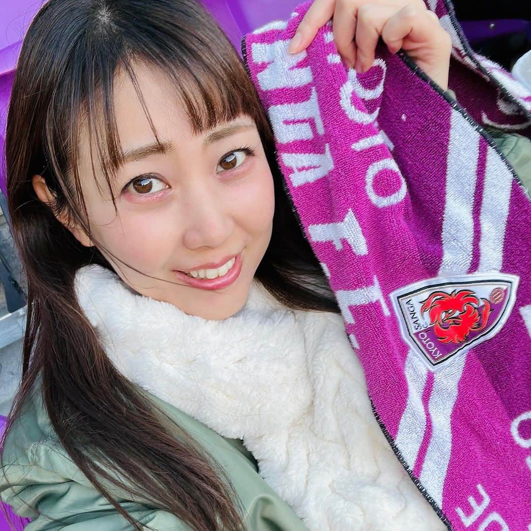 高橋沙織さんのインスタグラム写真 - (高橋沙織Instagram)「今シーズン最後のサンガ応援へ⭐︎ ちょっと久しぶりの現地応援にワクワクドキドキ。 最大人数のスタジアムに感激しながら... J1リーグ第2位の横浜マリノスとの試合⚽️ 勝ったよ〜勝った！！ 途中で人数一人減ったとはいえ、やっぱりめちゃくちゃ強いマリノスに向かって、 どんどん攻めるサンガ、最高にカッコよかった\(//∇//)\ 超感動でした！！ 選手の皆さま、監督、コーチ、スタッフの皆さま、本当にお疲れ様でした♡ また来シーズンもたくさん観に行くからね〜！！  #京都サンガ #横浜マリノス戦 #今シーズン最後  #大勝利 #超感動 #京都サンガ大好き芸人 #アルミカン」12月3日 20時26分 - arumikan_saorin