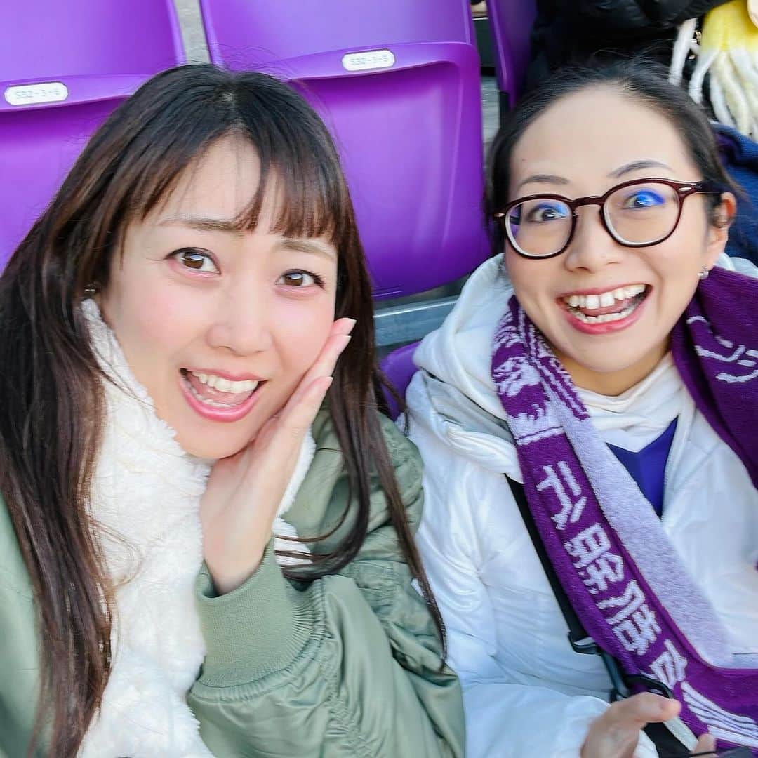 高橋沙織さんのインスタグラム写真 - (高橋沙織Instagram)「今シーズン最後のサンガ応援へ⭐︎ ちょっと久しぶりの現地応援にワクワクドキドキ。 最大人数のスタジアムに感激しながら... J1リーグ第2位の横浜マリノスとの試合⚽️ 勝ったよ〜勝った！！ 途中で人数一人減ったとはいえ、やっぱりめちゃくちゃ強いマリノスに向かって、 どんどん攻めるサンガ、最高にカッコよかった\(//∇//)\ 超感動でした！！ 選手の皆さま、監督、コーチ、スタッフの皆さま、本当にお疲れ様でした♡ また来シーズンもたくさん観に行くからね〜！！  #京都サンガ #横浜マリノス戦 #今シーズン最後  #大勝利 #超感動 #京都サンガ大好き芸人 #アルミカン」12月3日 20時26分 - arumikan_saorin