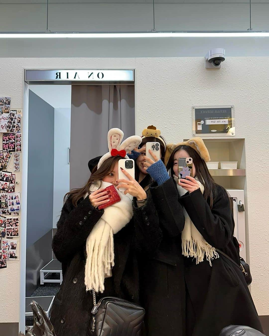 AYAKAさんのインスタグラム写真 - (AYAKAInstagram)「. 2泊3日の韓国旅行楽しくてあっという間‪(；；)🇰🇷♥️ 3人でのお泊まりは陸上合宿ぶり⏱ －5度凍え死ぬかと思った🙃❄️ カンジャンケジャンの正しい食べ方は最後まで分からず🤷🏻‍♀️🦀 . #韓国 #韓国旅行 #韓国グルメ #韓国カフェ #韓国料理 #韓国コーデ #韓国プリクラ #広蔵市場 #広蔵市場グルメ #カンジャンケジャン #강장케장 #광장시장 #クリスマス #クリスマスイルミネーション #明洞 #明洞グルメ #明洞屋台 #ソウル #ソウル旅行 #airbnb #弘大」12月3日 20時27分 - ___ayk0125