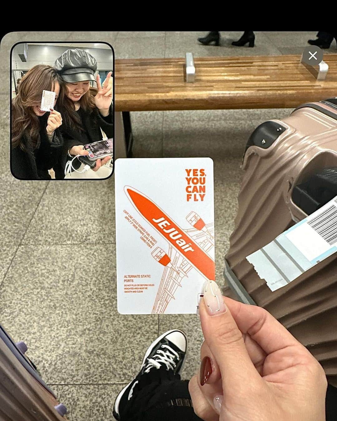 AYAKAさんのインスタグラム写真 - (AYAKAInstagram)「. 2泊3日の韓国旅行楽しくてあっという間‪(；；)🇰🇷♥️ 3人でのお泊まりは陸上合宿ぶり⏱ －5度凍え死ぬかと思った🙃❄️ カンジャンケジャンの正しい食べ方は最後まで分からず🤷🏻‍♀️🦀 . #韓国 #韓国旅行 #韓国グルメ #韓国カフェ #韓国料理 #韓国コーデ #韓国プリクラ #広蔵市場 #広蔵市場グルメ #カンジャンケジャン #강장케장 #광장시장 #クリスマス #クリスマスイルミネーション #明洞 #明洞グルメ #明洞屋台 #ソウル #ソウル旅行 #airbnb #弘大」12月3日 20時27分 - ___ayk0125