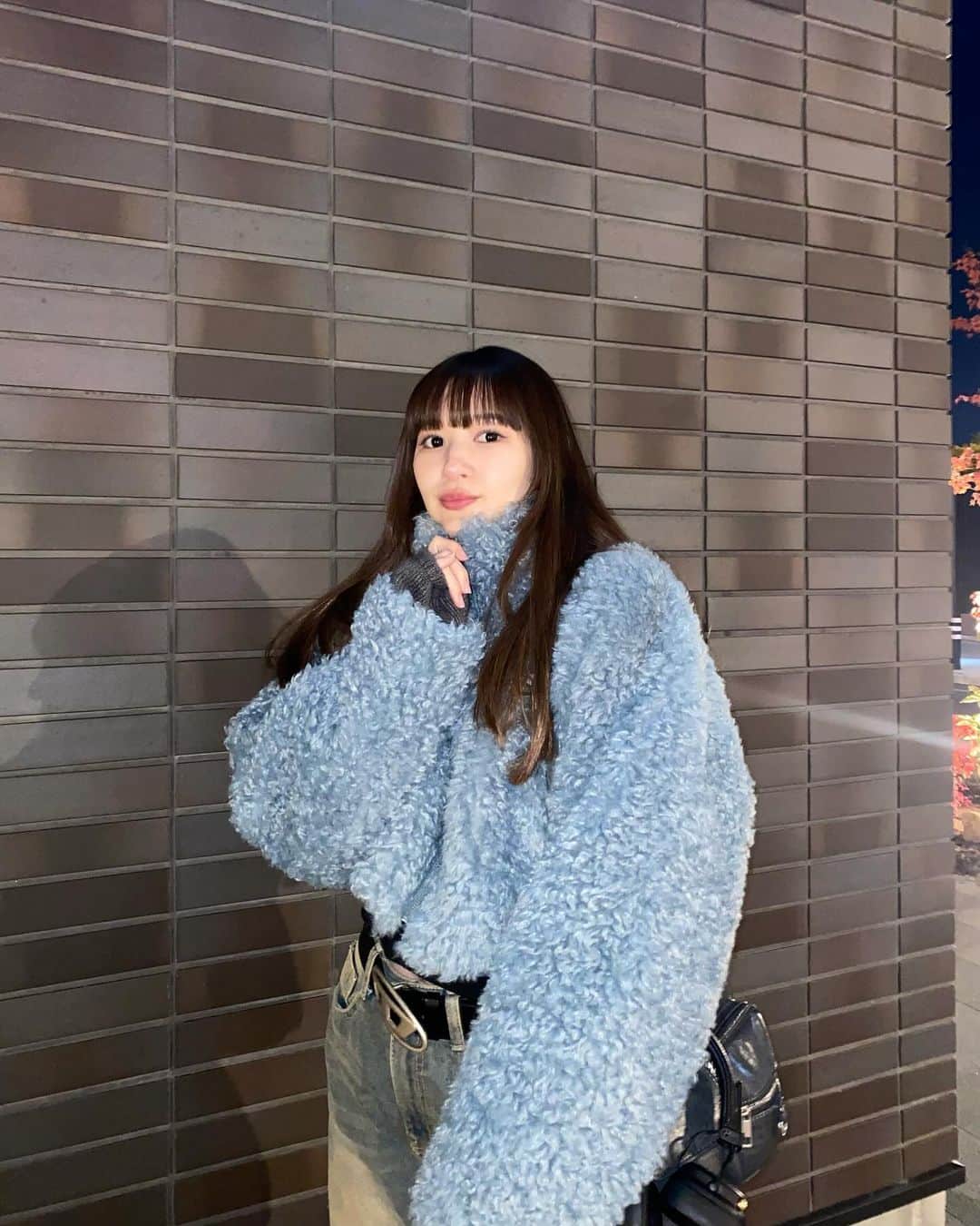 kikumi0823のインスタグラム：「❄️🩵 寒くてモコモコな服増えてきた🐑☁️  #fashion #hair #ボアブルゾン #韓国ファッション #y2kコーデ #y2kヘアアレンジ #ストレートヘアレンジ  #海外ファッション #ぱっつん #ワイドバング #ココアブラウン #デニムコーデ #ぱっつんロング #ロングヘアアレンジ #ストリートファッション #今日のコーデ」