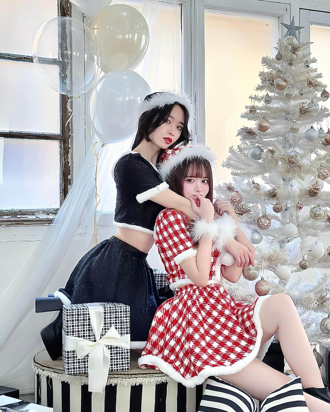 りなたろすのインスタグラム：「⁡ せりなちゃんの ブラックサンタやばい🎅🏻🎀🖤 ⁡ 後ろからぎゅーされて オッフしてるの私です🫧 ⁡ ⁡ 2人ともおなじデザインの コスプレで色違いなの🎄🎁 @dress_sugar ⁡ ⁡ 可愛いが過ぎる(´•ᴗ•;ก)🩵🩶 ⁡ ⁡ ⁡ ⁡  #クリスマスコスプレ #クリスマスパーティ #クリスマス女子会 #sugarコスプレ #sugar撮影会 #クリスマスコーデ #サンタコス #サンタコスプレ #ブラックサンタ #クリスマス撮影 #クリスマス撮影会 #コスプレ衣装 #christmascosplay #christmascostume  ⁡ ⁡ ⁡ ⁡」