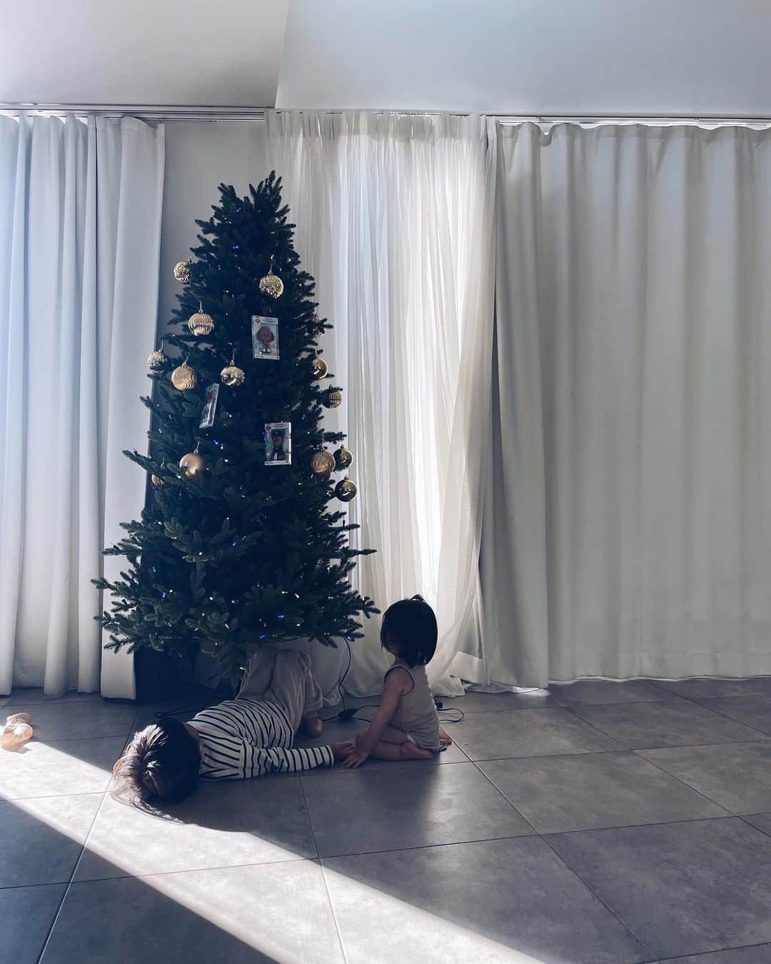 長屋なぎさのインスタグラム：「我が家もようやくChristmasモードに🎄♡ オーナメントはまた別日に。」