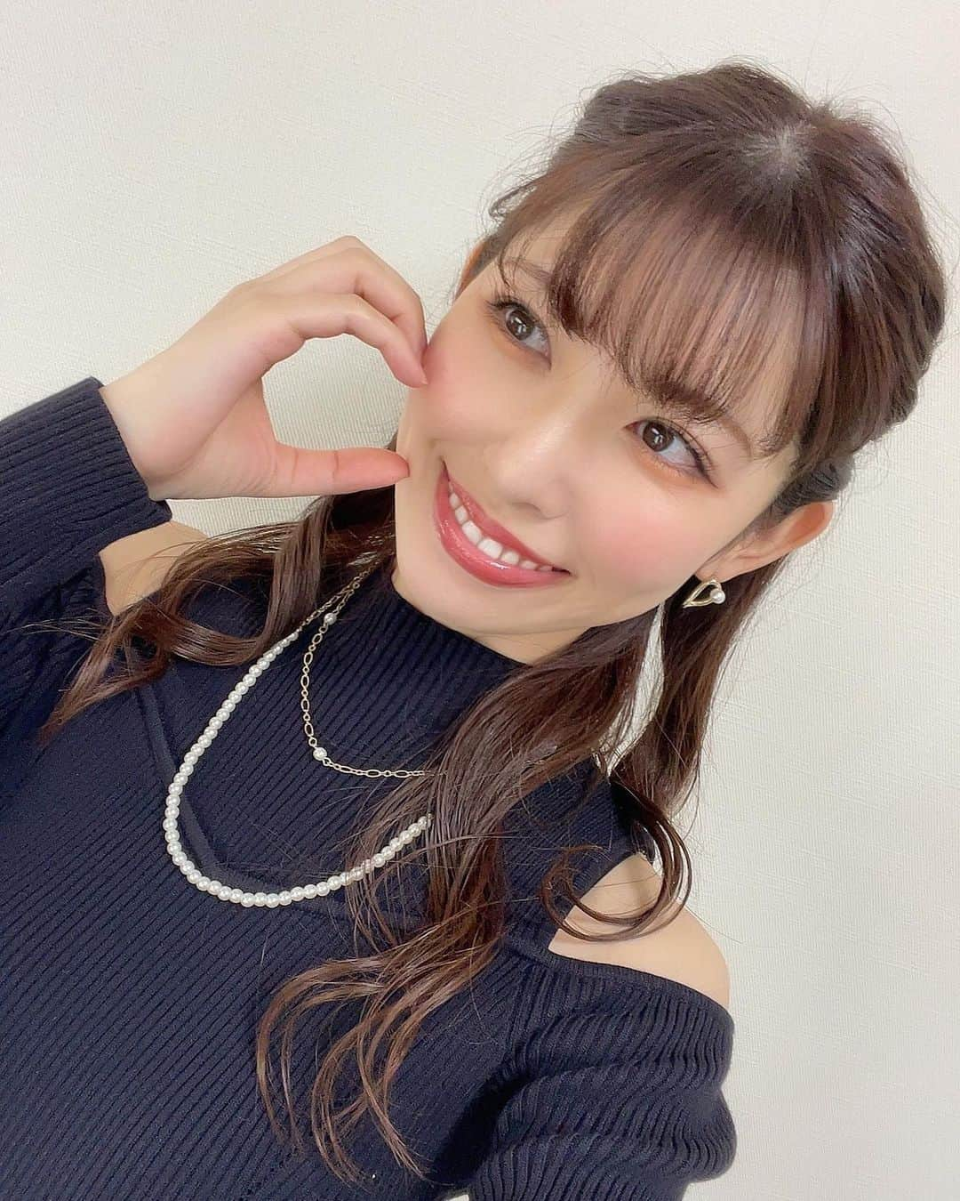 橘ゆりかさんのインスタグラム写真 - (橘ゆりかInstagram)「前髪切ってから投稿してなかった🫢 ⁡ 会う人みんなに雰囲気変わったねと言われます 好評なかんじでうれしい❣️ ⁡ しばらくはこの前髪でいくから見慣れてね〜🧸 ⁡ ⁡ #われポン で着てた ワンピースは今季の #マーキュリーデュオ  靴は #ダイアナ でした👠🖤  ⁡ ⁡ ⁡ #前髪カット #橘ゆりか #イメチェン #ワンピース #mercuryduo #パンプス #diana #冬服 #われめdeポン」12月3日 20時35分 - yuricalcal