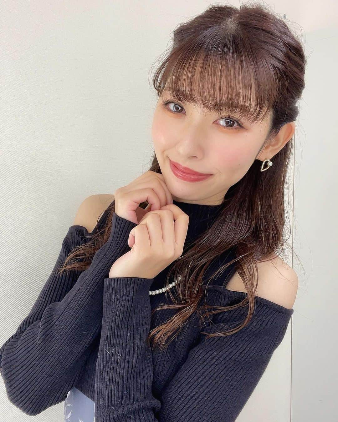 橘ゆりかさんのインスタグラム写真 - (橘ゆりかInstagram)「前髪切ってから投稿してなかった🫢 ⁡ 会う人みんなに雰囲気変わったねと言われます 好評なかんじでうれしい❣️ ⁡ しばらくはこの前髪でいくから見慣れてね〜🧸 ⁡ ⁡ #われポン で着てた ワンピースは今季の #マーキュリーデュオ  靴は #ダイアナ でした👠🖤  ⁡ ⁡ ⁡ #前髪カット #橘ゆりか #イメチェン #ワンピース #mercuryduo #パンプス #diana #冬服 #われめdeポン」12月3日 20時35分 - yuricalcal