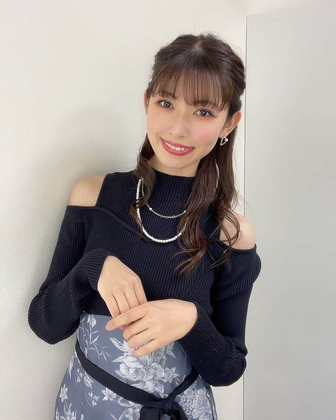 橘ゆりかさんのインスタグラム写真 - (橘ゆりかInstagram)「前髪切ってから投稿してなかった🫢 ⁡ 会う人みんなに雰囲気変わったねと言われます 好評なかんじでうれしい❣️ ⁡ しばらくはこの前髪でいくから見慣れてね〜🧸 ⁡ ⁡ #われポン で着てた ワンピースは今季の #マーキュリーデュオ  靴は #ダイアナ でした👠🖤  ⁡ ⁡ ⁡ #前髪カット #橘ゆりか #イメチェン #ワンピース #mercuryduo #パンプス #diana #冬服 #われめdeポン」12月3日 20時35分 - yuricalcal