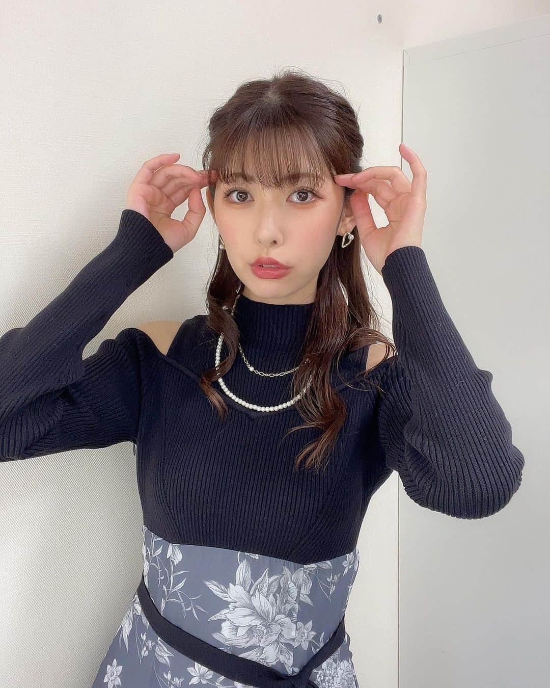 橘ゆりかさんのインスタグラム写真 - (橘ゆりかInstagram)「前髪切ってから投稿してなかった🫢 ⁡ 会う人みんなに雰囲気変わったねと言われます 好評なかんじでうれしい❣️ ⁡ しばらくはこの前髪でいくから見慣れてね〜🧸 ⁡ ⁡ #われポン で着てた ワンピースは今季の #マーキュリーデュオ  靴は #ダイアナ でした👠🖤  ⁡ ⁡ ⁡ #前髪カット #橘ゆりか #イメチェン #ワンピース #mercuryduo #パンプス #diana #冬服 #われめdeポン」12月3日 20時35分 - yuricalcal