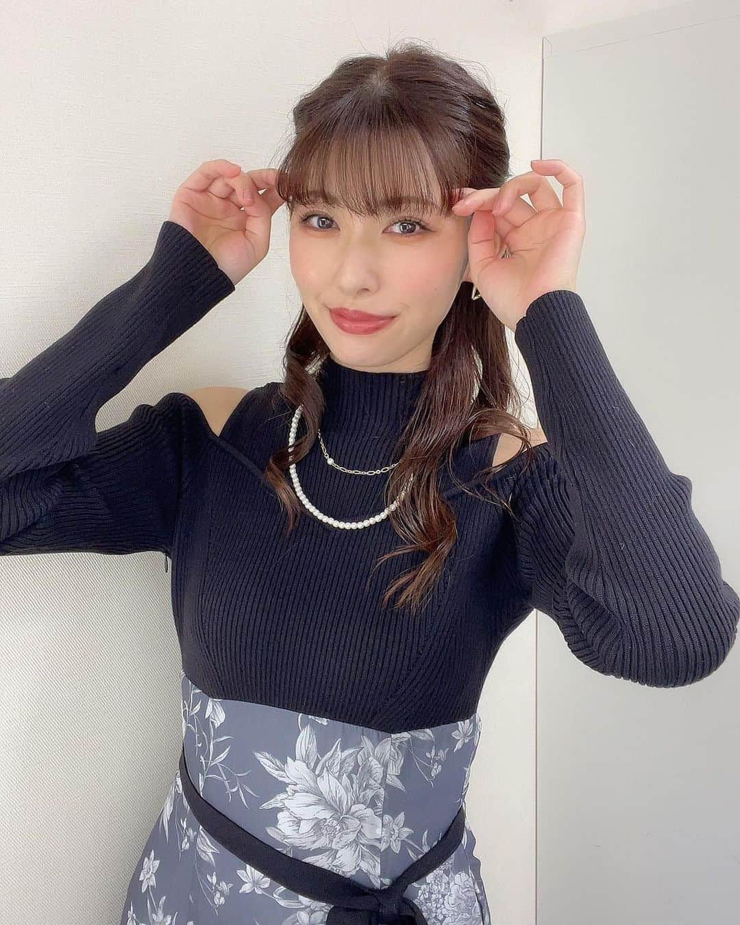 橘ゆりかさんのインスタグラム写真 - (橘ゆりかInstagram)「前髪切ってから投稿してなかった🫢 ⁡ 会う人みんなに雰囲気変わったねと言われます 好評なかんじでうれしい❣️ ⁡ しばらくはこの前髪でいくから見慣れてね〜🧸 ⁡ ⁡ #われポン で着てた ワンピースは今季の #マーキュリーデュオ  靴は #ダイアナ でした👠🖤  ⁡ ⁡ ⁡ #前髪カット #橘ゆりか #イメチェン #ワンピース #mercuryduo #パンプス #diana #冬服 #われめdeポン」12月3日 20時35分 - yuricalcal