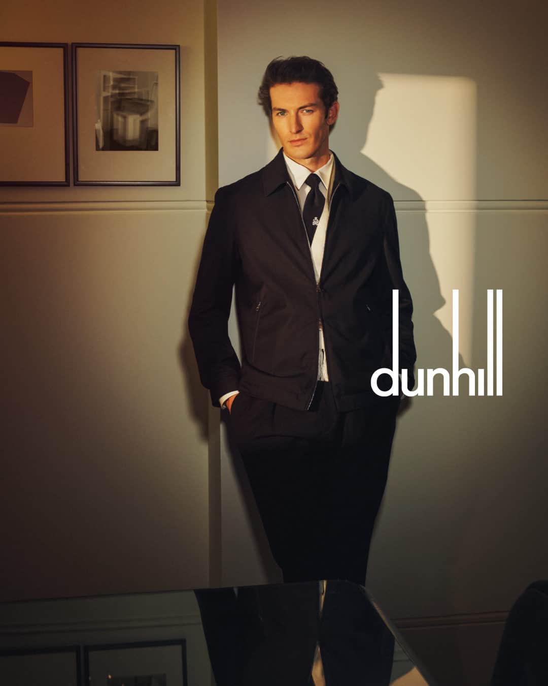 ダンヒルのインスタグラム：「Smart gift ideas for suave evenings this festive season.  Discover presents to suit every personal style this party season in dunhill’s eveningwear collection, now in-store and online at dunhill.com  Photographed by @thurstanredding  Styled by @stuartvwilliamson Featuring @oli_lacey」