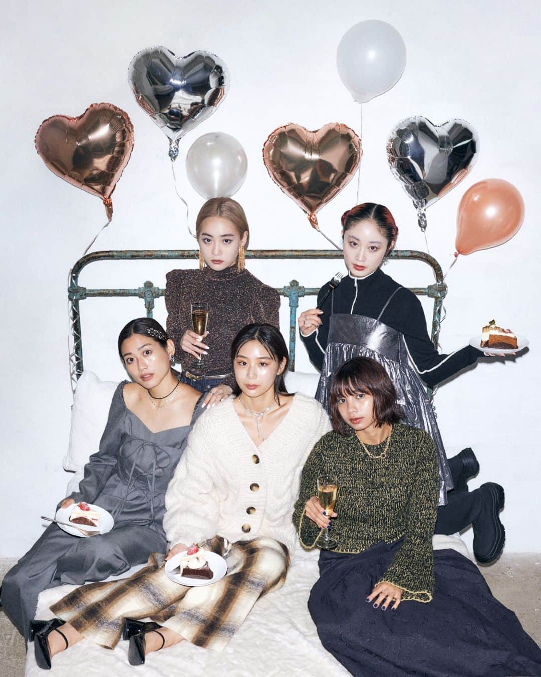 マウジーのインスタグラム：「MOUSSY HOLIDAY '23 Girls need cakes and parties! #MOUSSY #MOUSSYHOLIDAYCOLLECTION」