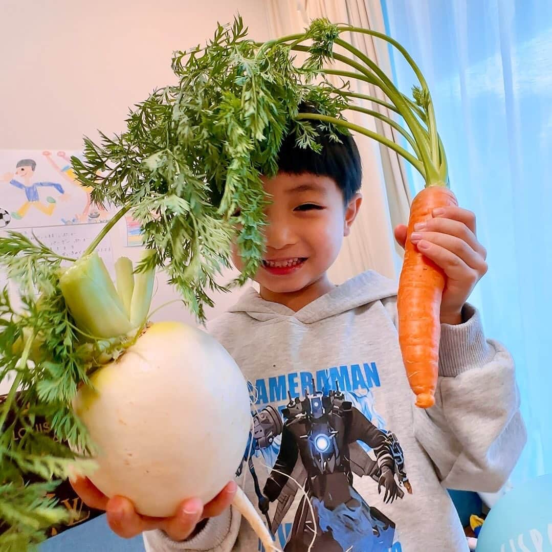 大谷みつほのインスタグラム：「新鮮なお野菜をいただきました✨ 葉っぱ付き、根っこ付き✨ こうしたお野菜に触れていると幸せな気分になります🥹 その土地の土や雨、風の香りを感じて 「あ〜地球に生きてるんだな〜🌏👫🍎」と しみじみ…。 #野菜ソムリエ#フルーツソムリエ #幼児食マイスター#ベビーフードインストラクター #メンタル心理カウンセラー」