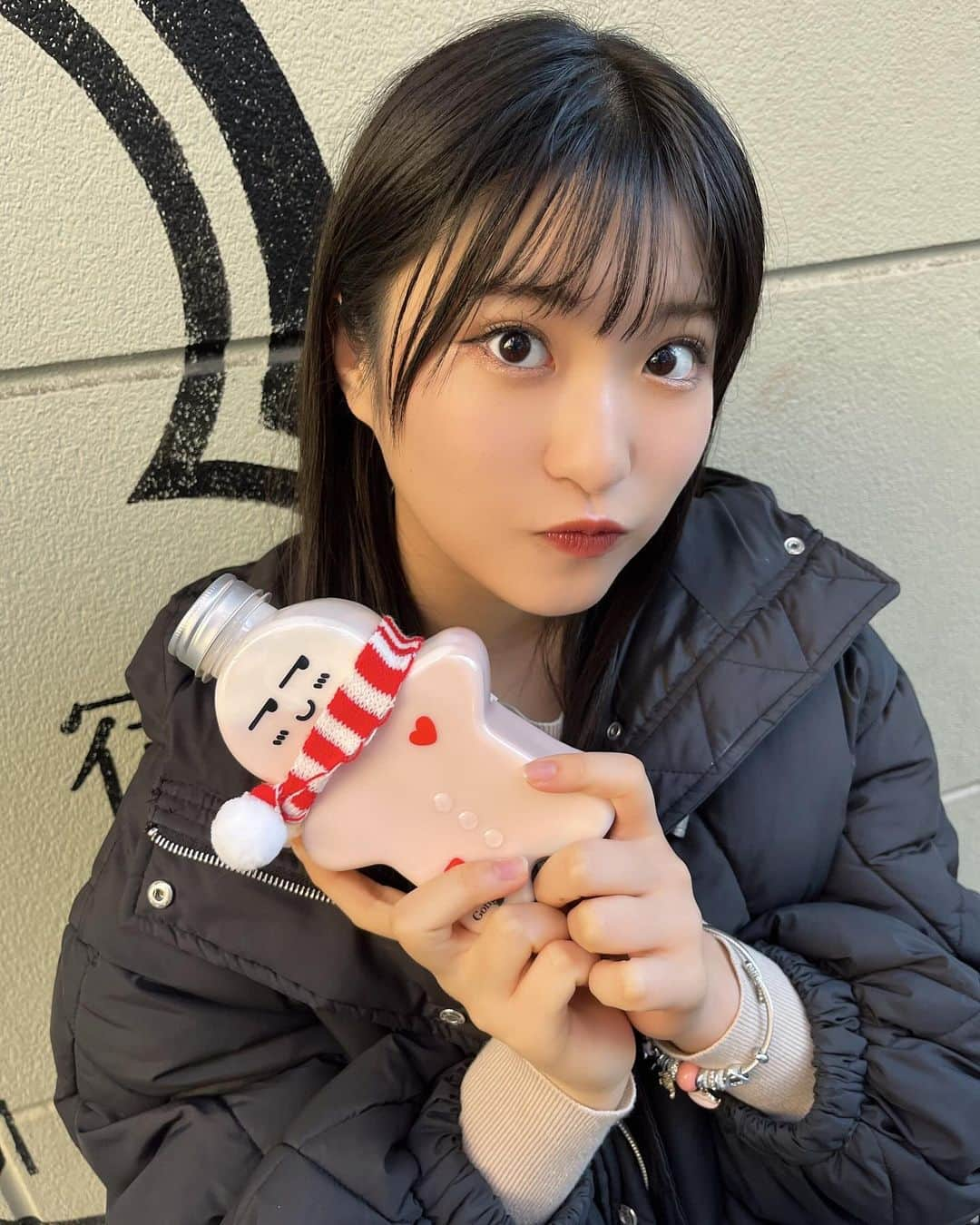 住田悠華さんのインスタグラム写真 - (住田悠華Instagram)「🍓🎅🏻🎀  可愛い飲み物発見したの🫣🤍 親友ちゃんは抹茶で、はるかはストロベリー🍓 美味しかったぁぁぁぁ  そして、本日は！生配信でした🩷 見てくださったみなさんありがとうございます🫶  12月30日のグッズの発表やら、エンディングアクト！？の話など盛りだくさんでしたね🫣  NGワ－ドいいまくりましたが12月30日ぜひ遊びに来て下さい🥺 お待ちしてます🤍  ForUもありがとうね🩷 そしてまた来週も一緒に頑張ろぉ💪  #貢茶 #ゴンチャ #タピオカ #ストロベリー #クリスマス #idol #アイドル #黒髪 #japanesegirl #japan #fyp #アプガ #アップアップガールズ仮 #住田悠華」12月3日 20時32分 - uugirl_new_haruka