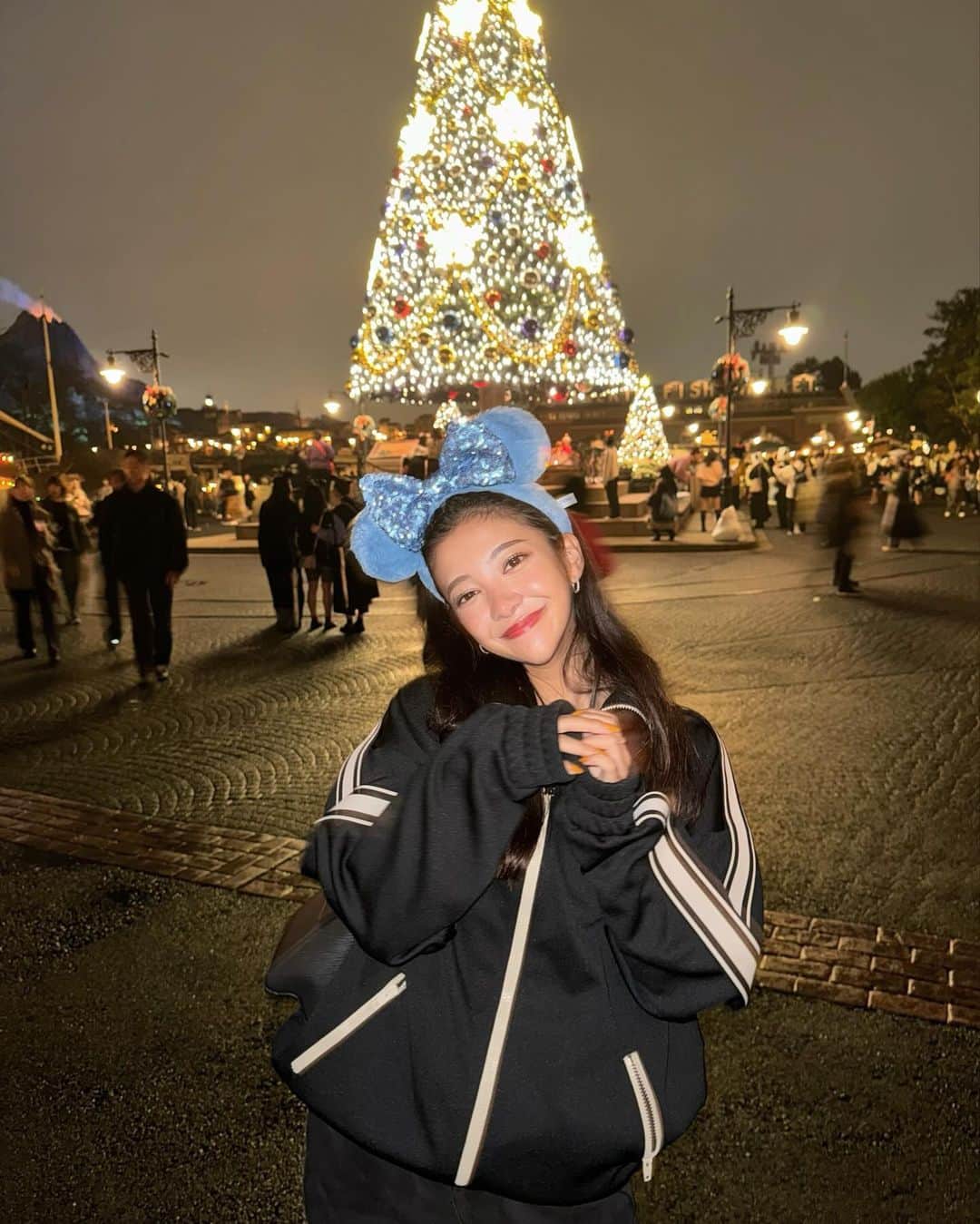 谷岡美沙紀のインスタグラム：「ディズニー🐭🩵 クリスマスツリー見れて しあわせでした🥺🐭  ディズニーでいちばん好きな たべものはチョコレートポップコーンです🍿🍫。 乗り物はガッツリ乗る派じゃないです お散歩たのしむ派です。🚶‍♀️ そして夜のディズニー派です。🌙  ⁡ ⁡  ⁡ ⁡ ⁡ #ディズニー #ディズニーシー #ディズニーコーデ #ディズニーグッズ  #japanesegirl#クリスマスツリー #メイク#裸眼メイク#作品撮り#モデル#伸ばしかけ前髪 #l4l #makeup#portrait#port#make#hair#model#giri #ootn #selfie #좋아요반사#팔로우미#맞팔#셀스타그램」