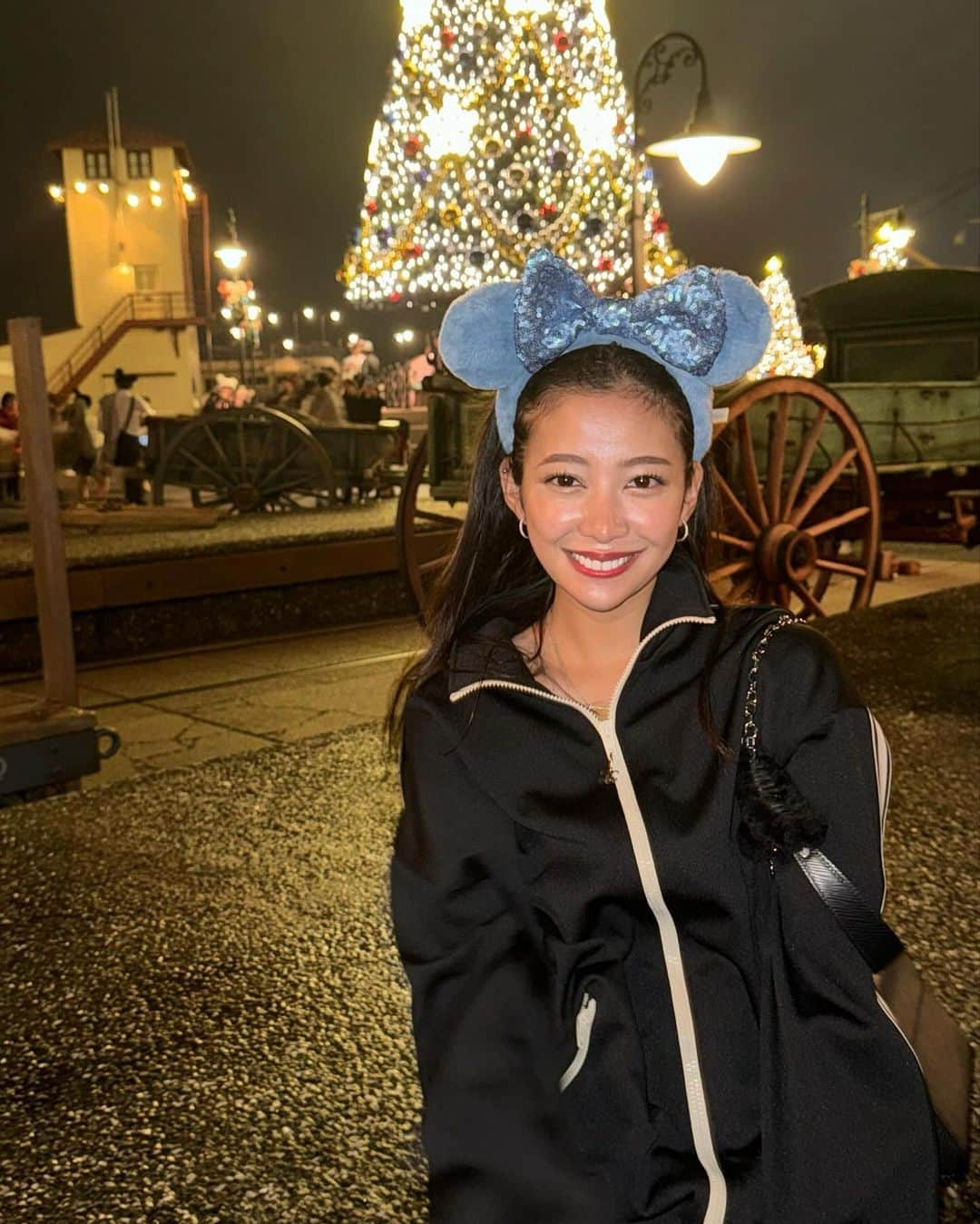 谷岡美沙紀さんのインスタグラム写真 - (谷岡美沙紀Instagram)「ディズニー🐭🩵 クリスマスツリー見れて しあわせでした🥺🐭  ディズニーでいちばん好きな たべものはチョコレートポップコーンです🍿🍫。 乗り物はガッツリ乗る派じゃないです お散歩たのしむ派です。🚶‍♀️ そして夜のディズニー派です。🌙  ⁡ ⁡  ⁡ ⁡ ⁡ #ディズニー #ディズニーシー #ディズニーコーデ #ディズニーグッズ  #japanesegirl#クリスマスツリー #メイク#裸眼メイク#作品撮り#モデル#伸ばしかけ前髪 #l4l #makeup#portrait#port#make#hair#model#giri #ootn #selfie #좋아요반사#팔로우미#맞팔#셀스타그램」12月3日 20時33分 - misakitanioka_official