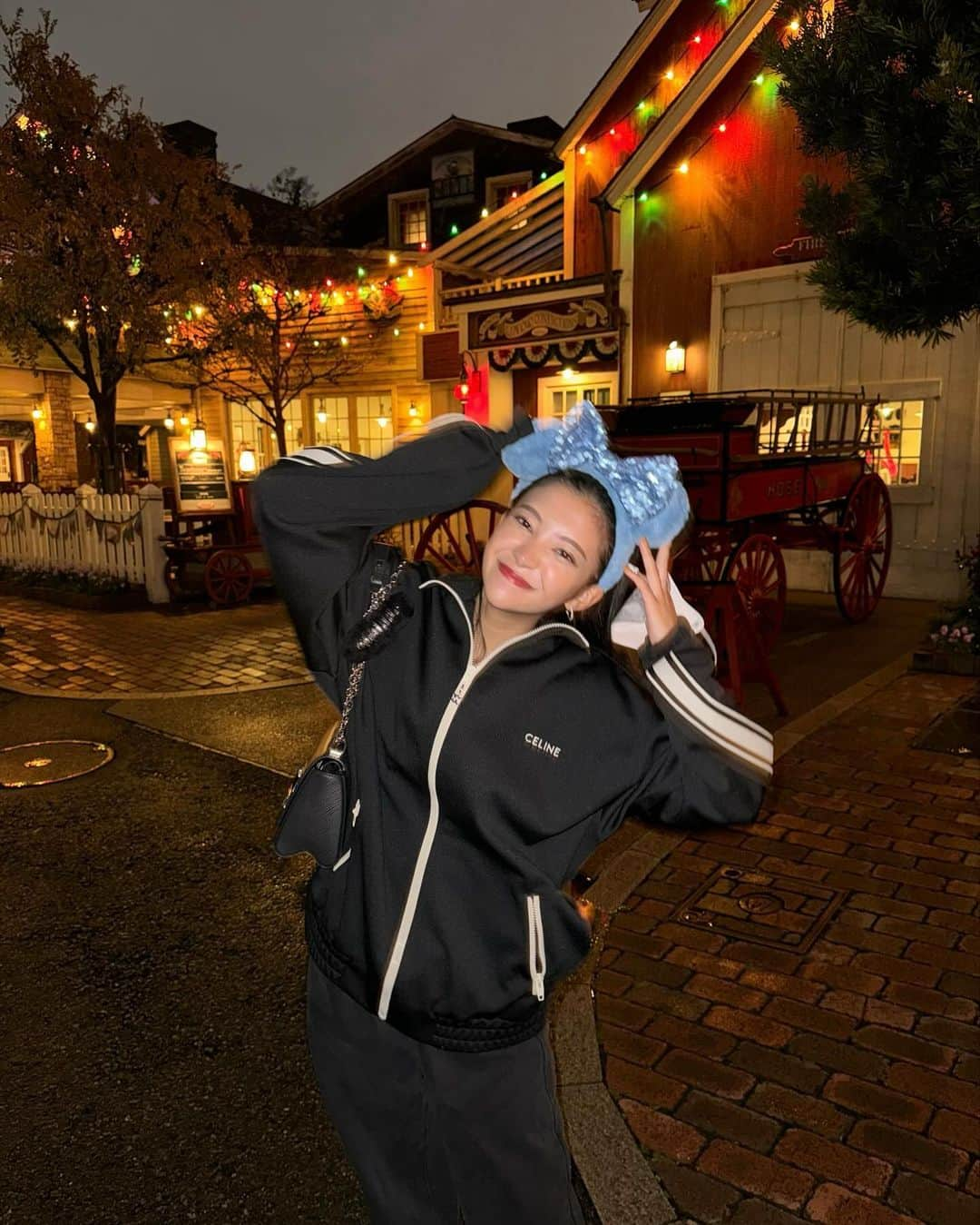 谷岡美沙紀さんのインスタグラム写真 - (谷岡美沙紀Instagram)「ディズニー🐭🩵 クリスマスツリー見れて しあわせでした🥺🐭  ディズニーでいちばん好きな たべものはチョコレートポップコーンです🍿🍫。 乗り物はガッツリ乗る派じゃないです お散歩たのしむ派です。🚶‍♀️ そして夜のディズニー派です。🌙  ⁡ ⁡  ⁡ ⁡ ⁡ #ディズニー #ディズニーシー #ディズニーコーデ #ディズニーグッズ  #japanesegirl#クリスマスツリー #メイク#裸眼メイク#作品撮り#モデル#伸ばしかけ前髪 #l4l #makeup#portrait#port#make#hair#model#giri #ootn #selfie #좋아요반사#팔로우미#맞팔#셀스타그램」12月3日 20時33分 - misakitanioka_official