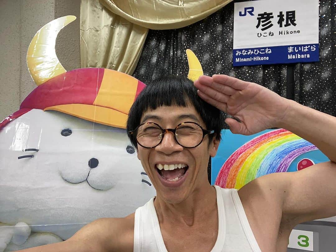 前田志良さんのインスタグラム写真 - (前田志良Instagram)「今日は、46才の誕生日でした😄 午前中から、樋口くんに祝ってもらって、昼すぎに小路小学校でネタをさせてもらって、彦根までひこにゃんに会いにきました😆 かわいい46才を目指しますのでこれからも応援よろしくお願いします😊  #144cmの先輩  #誕生日　#彦根　#ちいかわ　#ひこにゃん」12月3日 20時42分 - bikoon.shiro