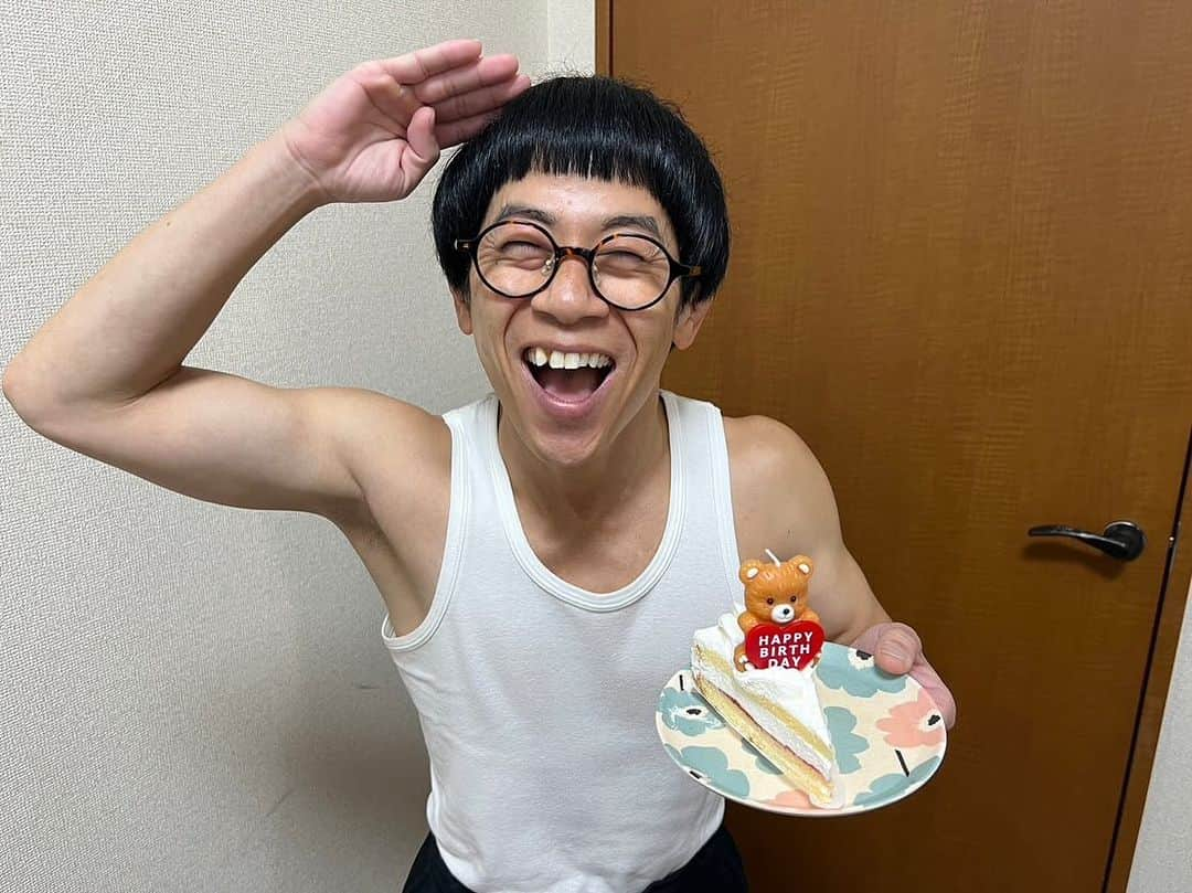 前田志良のインスタグラム：「今日は、46才の誕生日でした😄 午前中から、樋口くんに祝ってもらって、昼すぎに小路小学校でネタをさせてもらって、彦根までひこにゃんに会いにきました😆 かわいい46才を目指しますのでこれからも応援よろしくお願いします😊  #144cmの先輩  #誕生日　#彦根　#ちいかわ　#ひこにゃん」