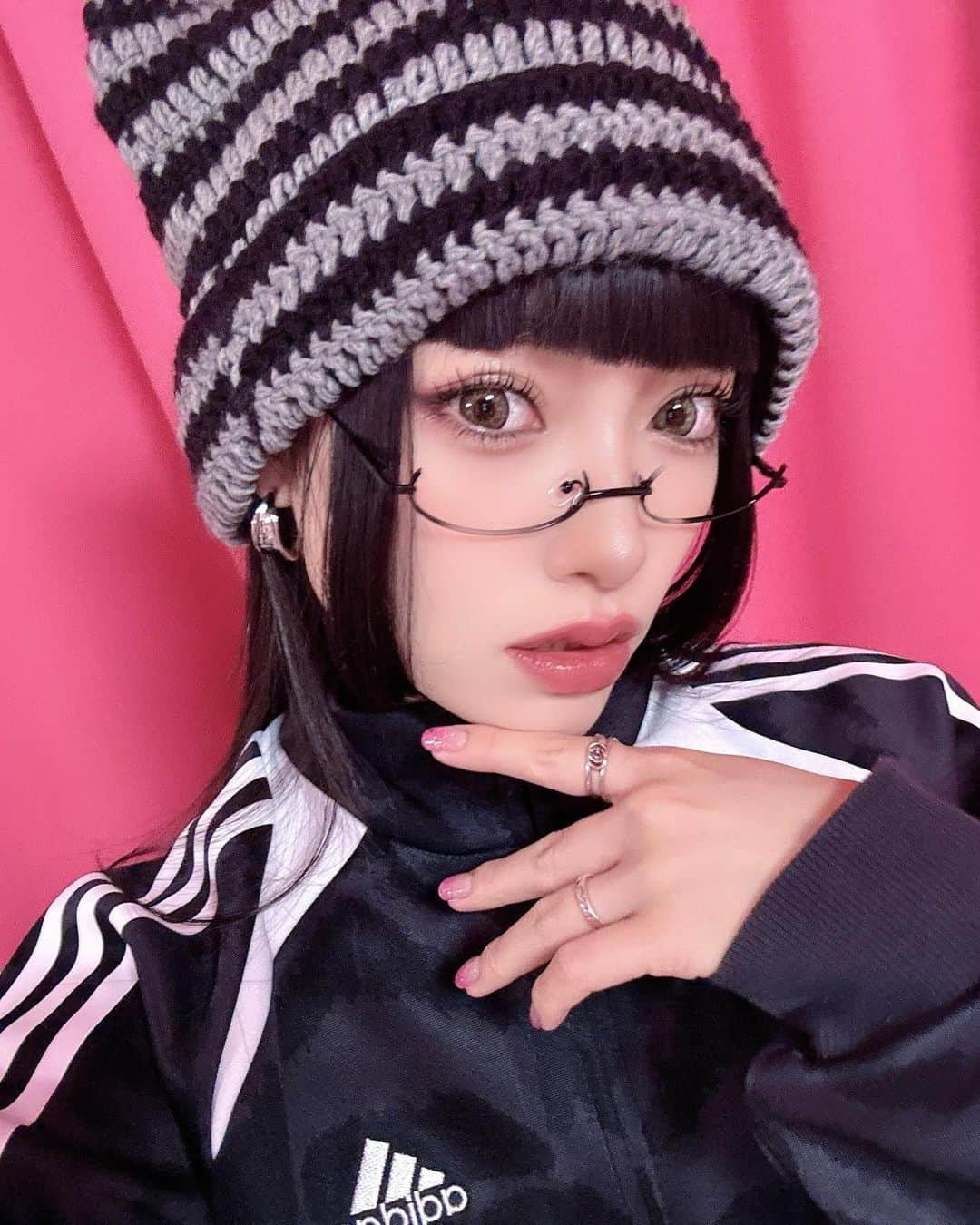 前川琳菜（りなち）さんのインスタグラム写真 - (前川琳菜（りなち）Instagram)「✩‧₊˚  (((だれーーーっ🐈‍⬛)))  #코디 #코디스타그램 #옷 #스타일링 #패션 #패션스타그램 #옷스타그램 #데일리록 #데일리룩코디 #멋스타그램 #아웃핏 #me #japangirl #girl #fashion #coordinate #style #code #コーデ #コーディネート #ファッション #姫カット #トラックジャージ #猫耳 #りなちこーで」12月3日 20時36分 - rina__maekawa