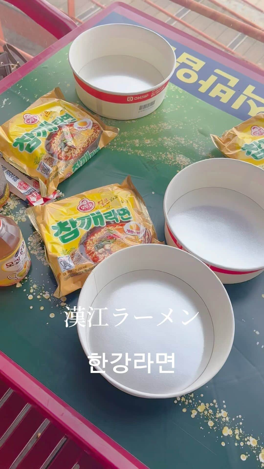 星名美怜のインスタグラム：「🖤🖤🖤 . 韓国人のみんなの定番♡ 漢江ラーメン🍜 한강라면  私の食べたラーメンは辛さ控えめで ごま油を最後にかけて食べるんだけど 美味しかったー！ ごま油かけるの撮り忘れた、、  漢江近くの多くのコンビニに機械が置いてあって、 ここでインスタントラーメンを作って食べるの♡ 韓国の方は、ここでみんなでラーメンを夜食べたりするんだって！ 寒いからランチねって♡笑  斬新じゃない？このマシン！ 楽しかったー！韓国っぽい遊びできて嬉しい! . #mireinsta #星名美怜 #みれいと韓国  #漢江 #漢江ラーメン #한강라면」