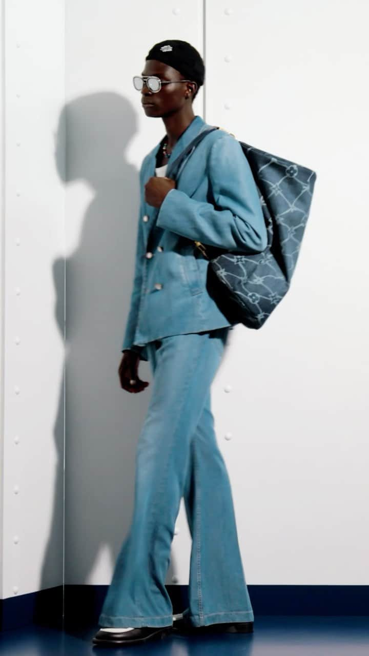 ルイ・ヴィトンのインスタグラム：「Men’s Pre-Fall 2024 Show. Emulating life at sea, adaptable textiles from denim to scuba leather envelop iconic Louis Vuitton bags by @pharrell, while light titanium and wood detailing adorn the LV Super Vision sunglasses as a nod to ships. Watch the full show via link in bio.   #LVMenPreFall24 #PharrellWilliams #LouisVuitton」