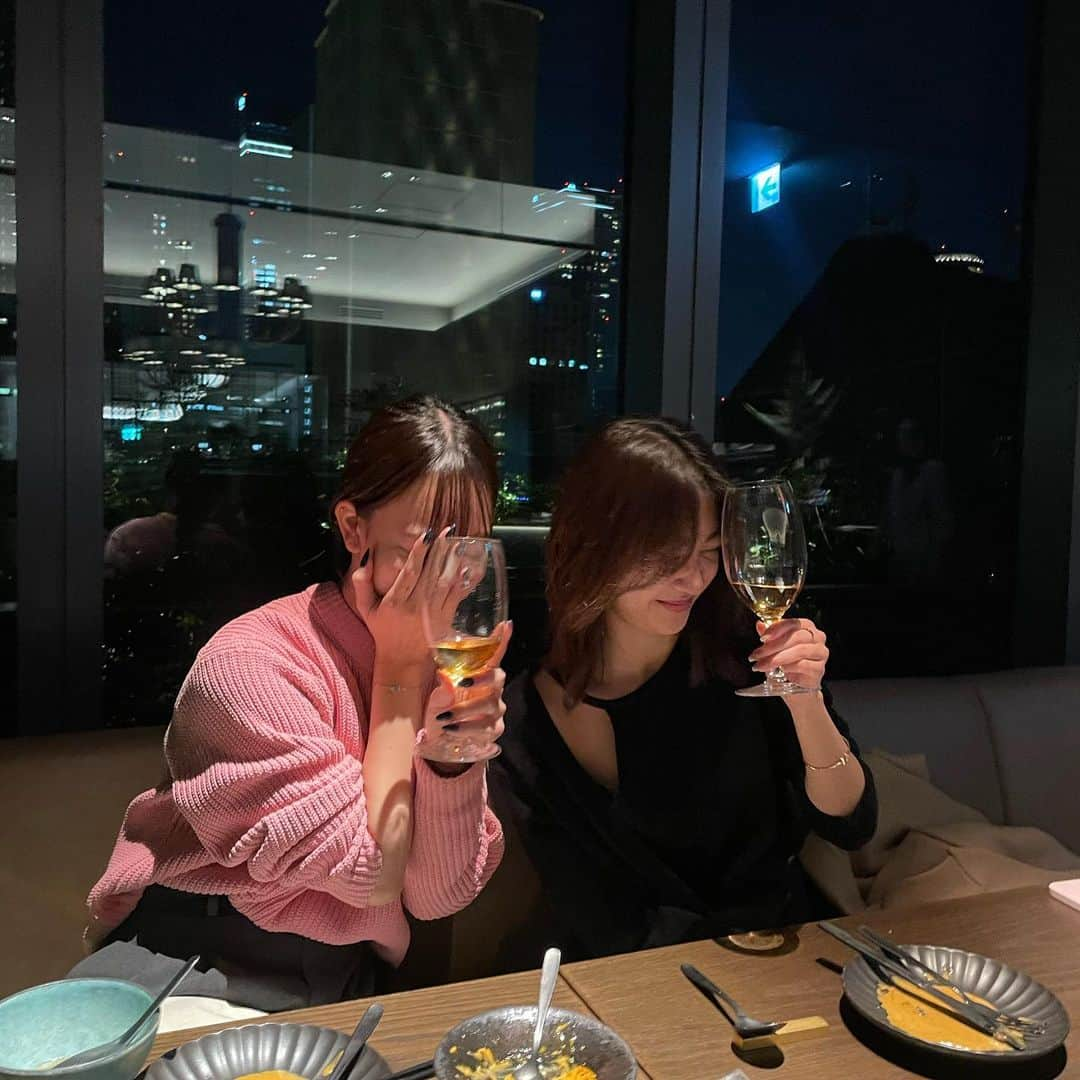 田辺かほさんのインスタグラム写真 - (田辺かほInstagram)「. Girls Night🍷🤍✨ . @tokyoconfidentialbar  テラスからは東京タワーが一望できて最高なロケーション カクテルも最高なの😻🍸 . @azabudaihillsofficial  ご飯は最近オープンした麻布台ヒルズの サーワン ビストロへ🇹🇭  タイ料理のビストロって新感覚で美味しかったなあ😳 . . この日は親友の誕生日をサプライズで用意してて 大成功してとても最高な日になりました🤣❤️🎂 . . . . . #麻布台ヒルズ #麻布台グルメ #女子会ディナー #ディナー #tokyoconfidentialbar」12月3日 20時37分 - kaho__tanabe