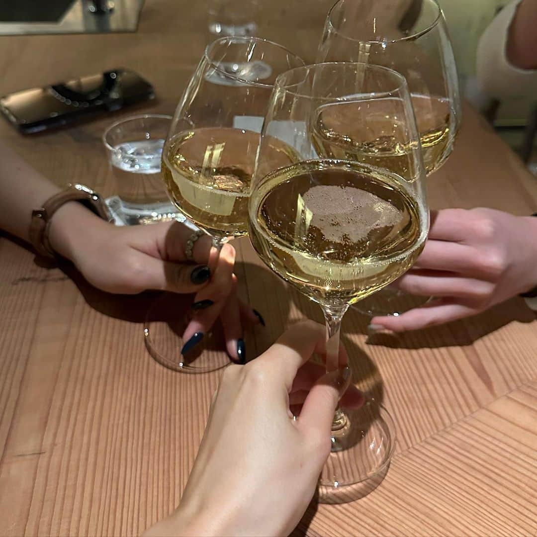 田辺かほさんのインスタグラム写真 - (田辺かほInstagram)「. Girls Night🍷🤍✨ . @tokyoconfidentialbar  テラスからは東京タワーが一望できて最高なロケーション カクテルも最高なの😻🍸 . @azabudaihillsofficial  ご飯は最近オープンした麻布台ヒルズの サーワン ビストロへ🇹🇭  タイ料理のビストロって新感覚で美味しかったなあ😳 . . この日は親友の誕生日をサプライズで用意してて 大成功してとても最高な日になりました🤣❤️🎂 . . . . . #麻布台ヒルズ #麻布台グルメ #女子会ディナー #ディナー #tokyoconfidentialbar」12月3日 20時37分 - kaho__tanabe